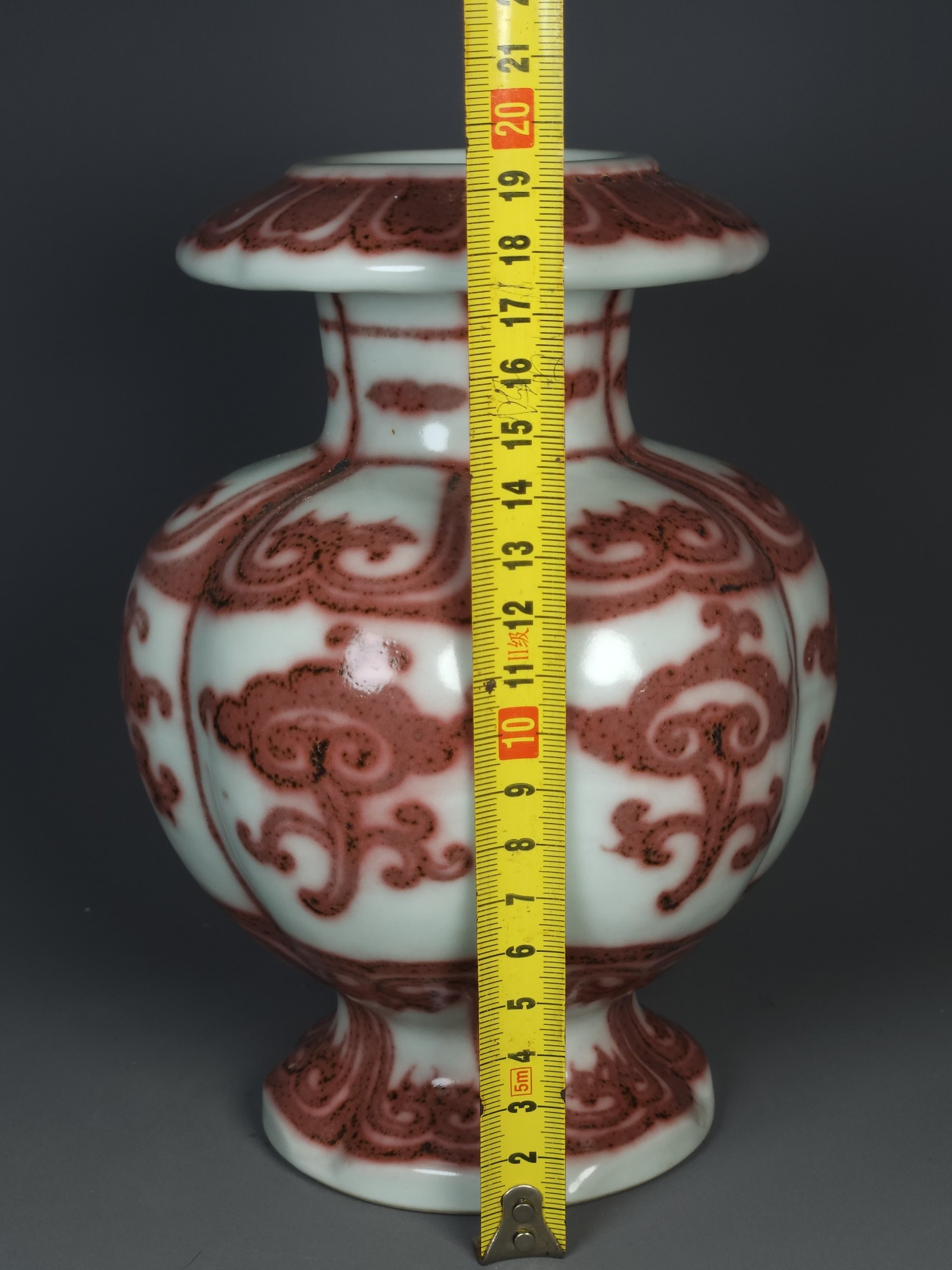 Ming Dynasty underglaze red pomegranate vase with Ganoderma lucidum pattern - Image 4 of 9