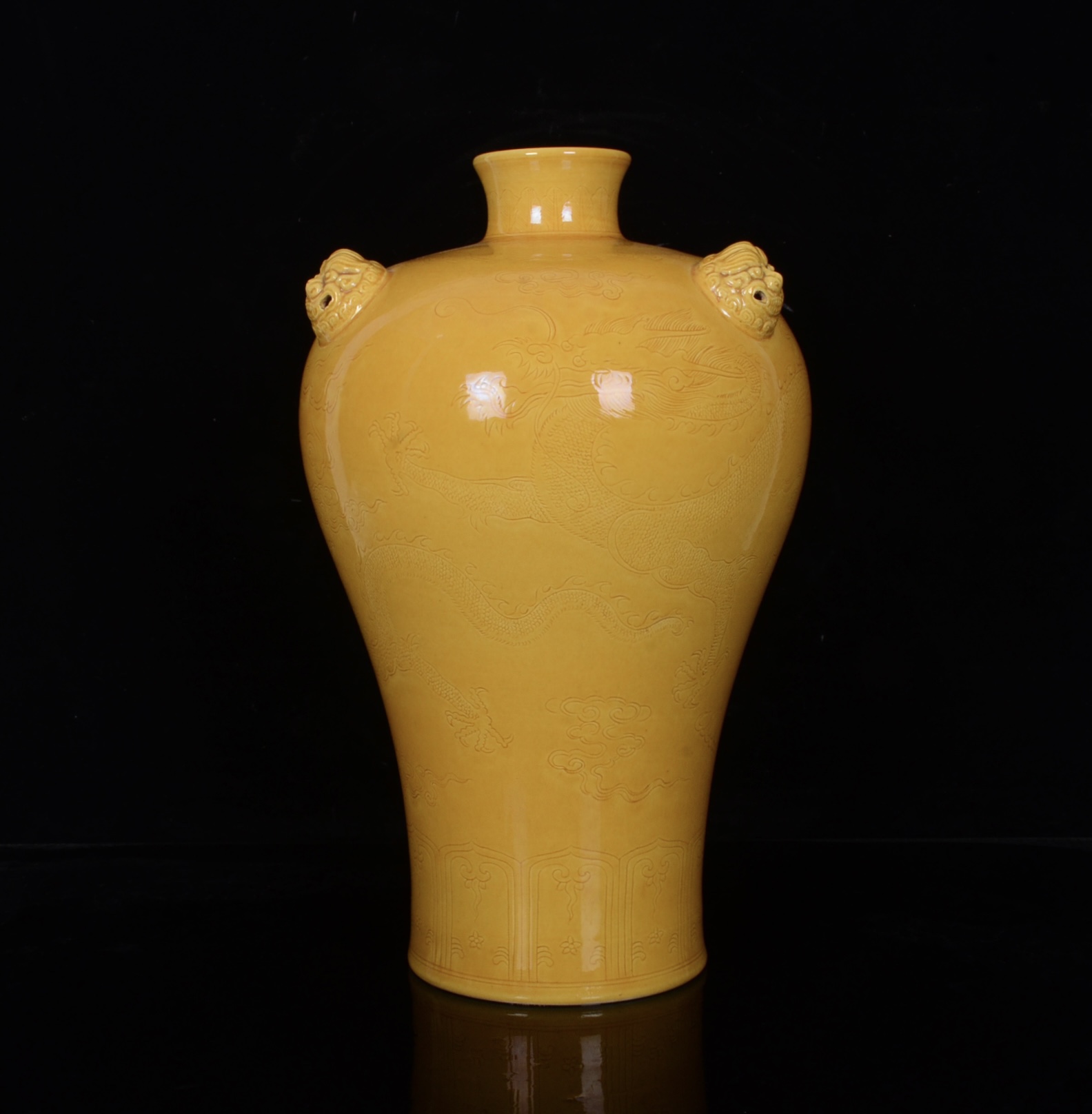 Kangxi yellow glaze plum vase with double dragon pattern carved in the Qing Dynasty - Image 2 of 9