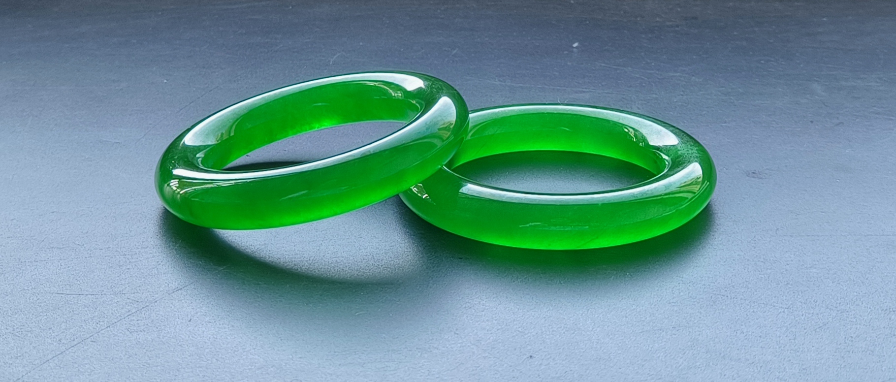 A pair of top-grade dragon stone imperial green bracelets - Image 6 of 8