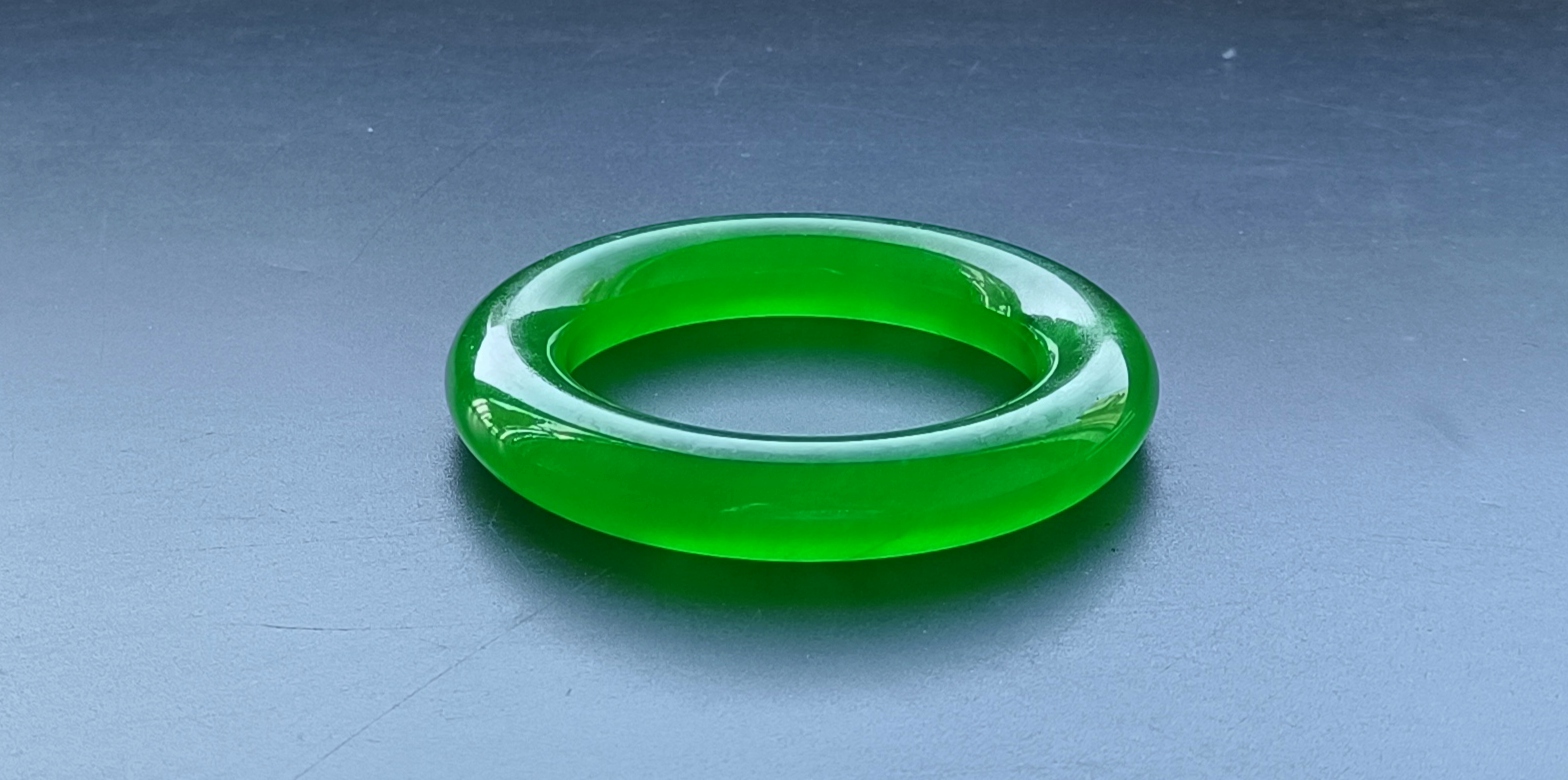 A pair of top-grade dragon stone imperial green bracelets - Image 3 of 8