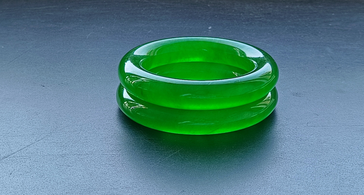 A pair of top-grade dragon stone imperial green bracelets - Image 5 of 8