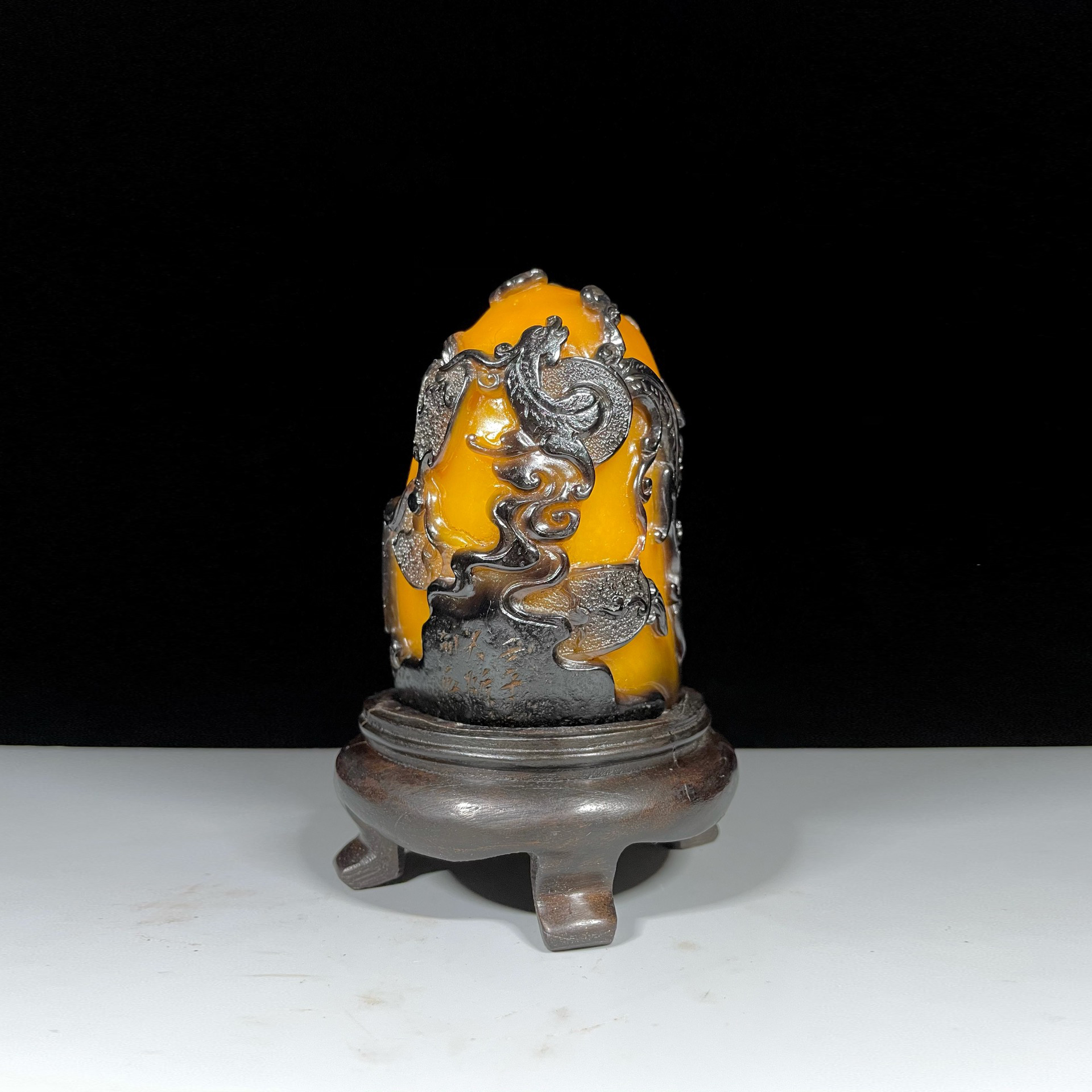 Fine field yellow stone seal