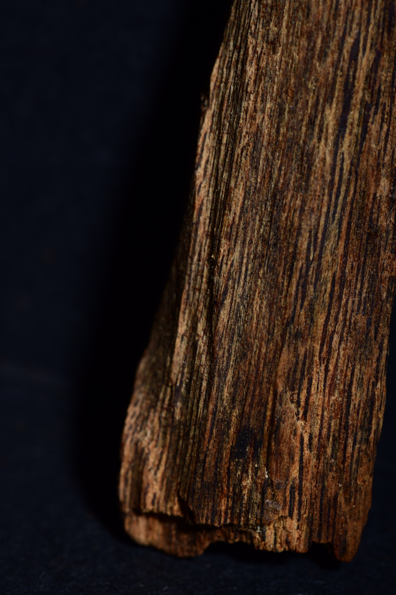 Red earth agarwood - Image 6 of 9