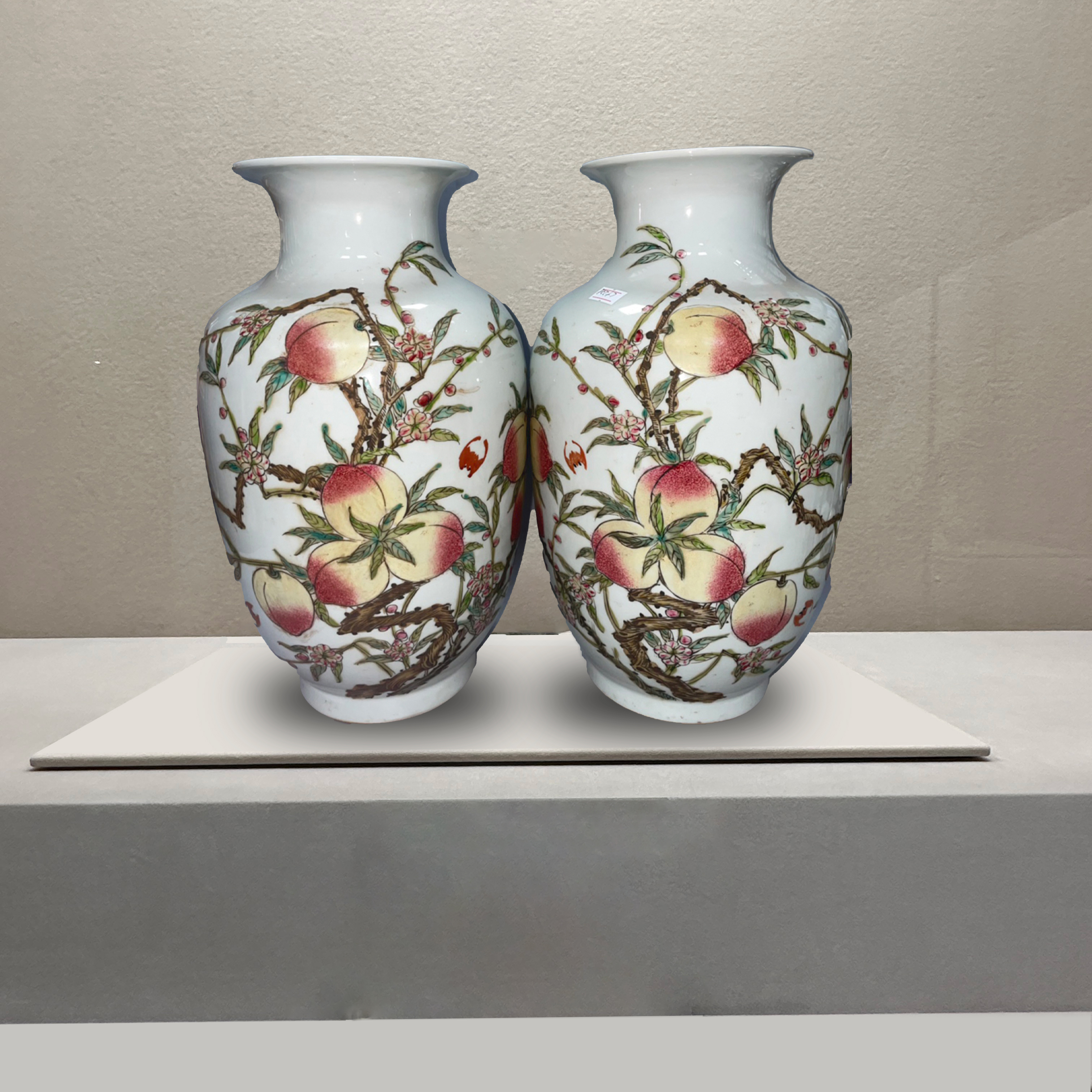 Nine-year-old peach vase made in the Yongzheng period of the Qing Dynasty