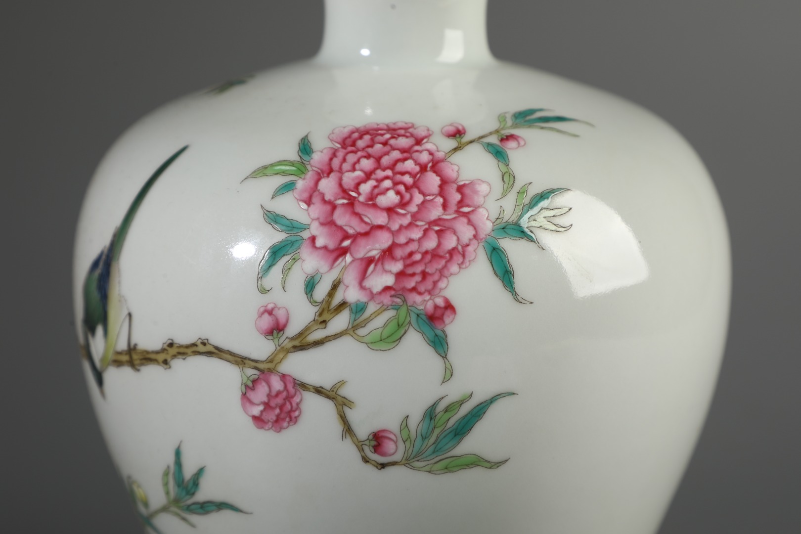 Famille rose plum vase made during the Yongzheng period of the Qing Dynasty - Image 6 of 9