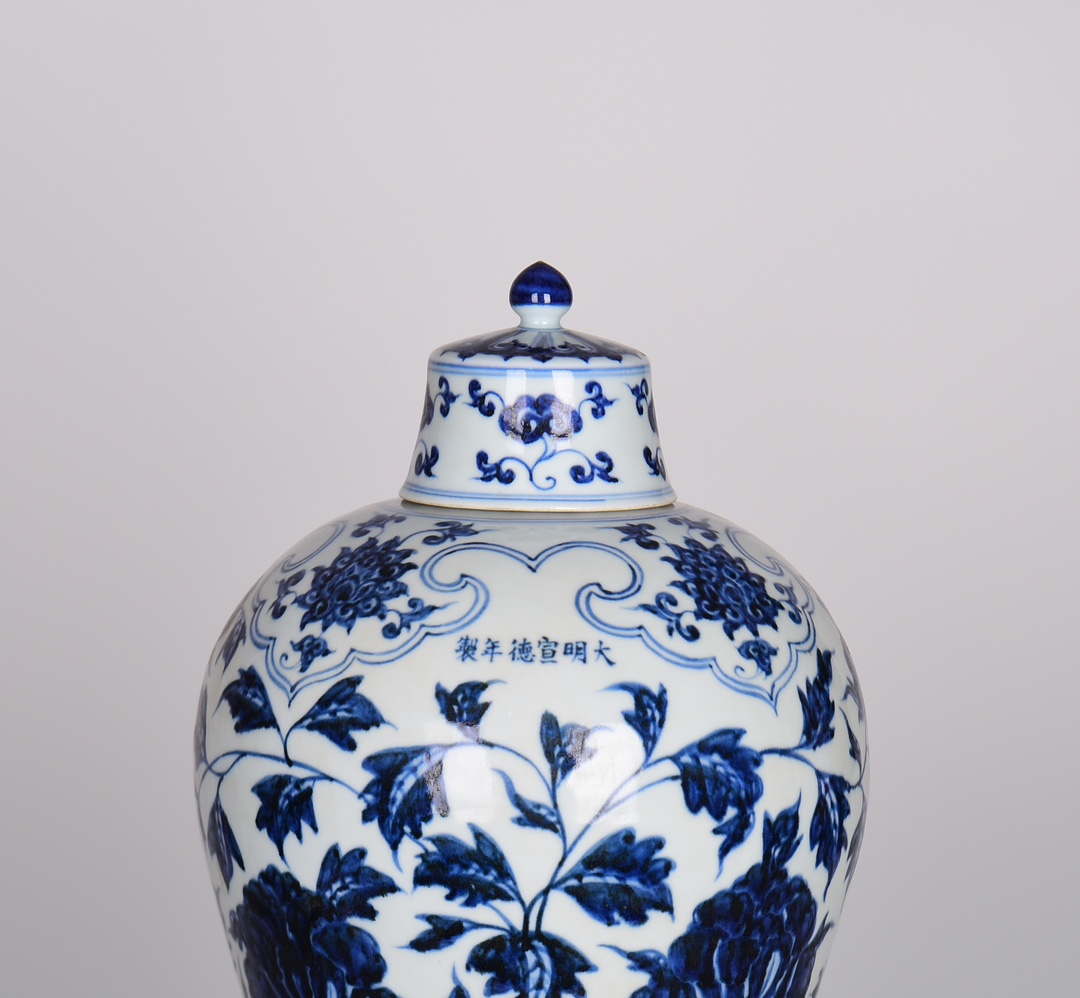 Ming Xuande blue and white plum vase with entwined branches and peony pattern - Image 4 of 9