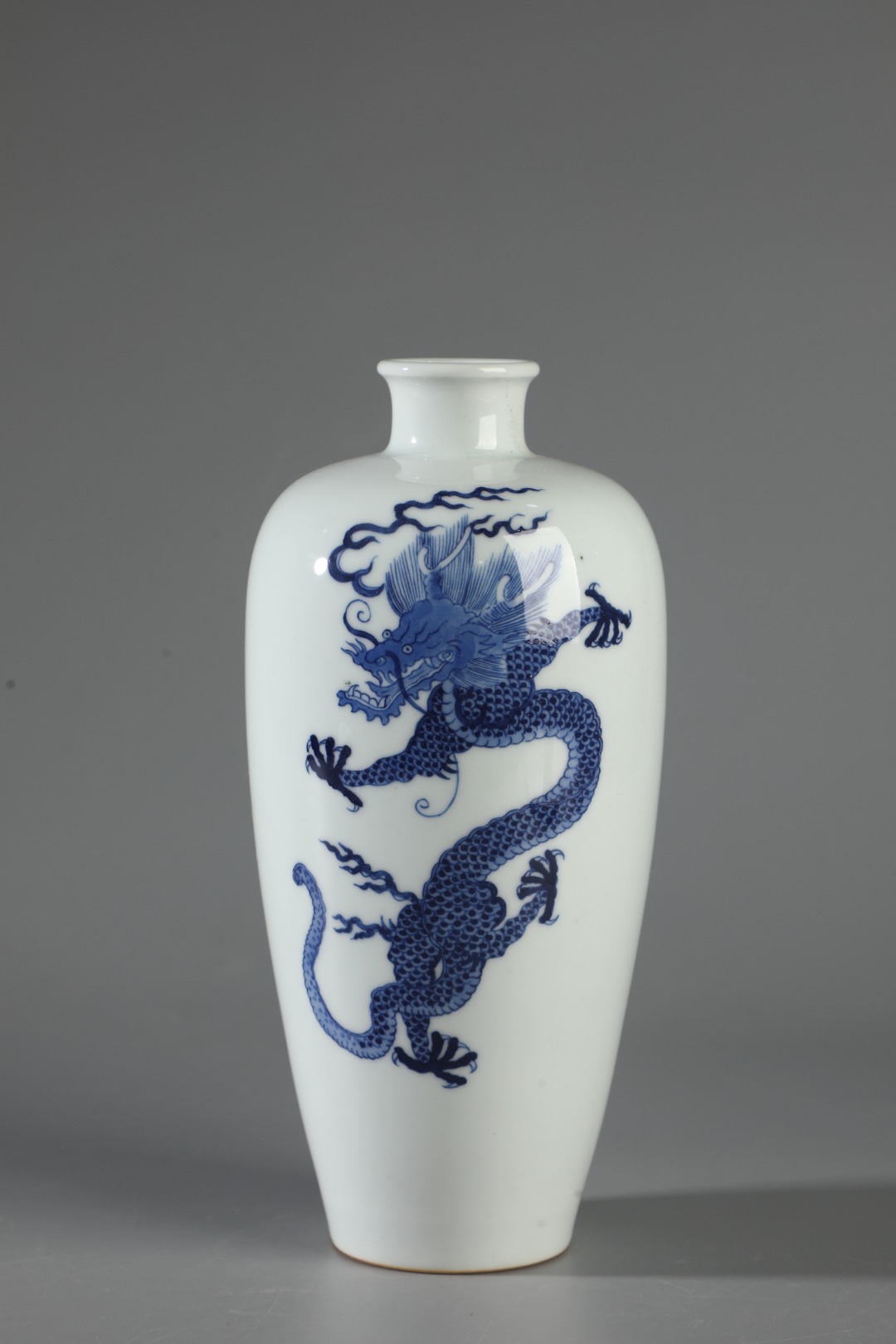 Blue and white dragon vase made during the Kangxi reign of the Qing Dynasty - Image 2 of 9