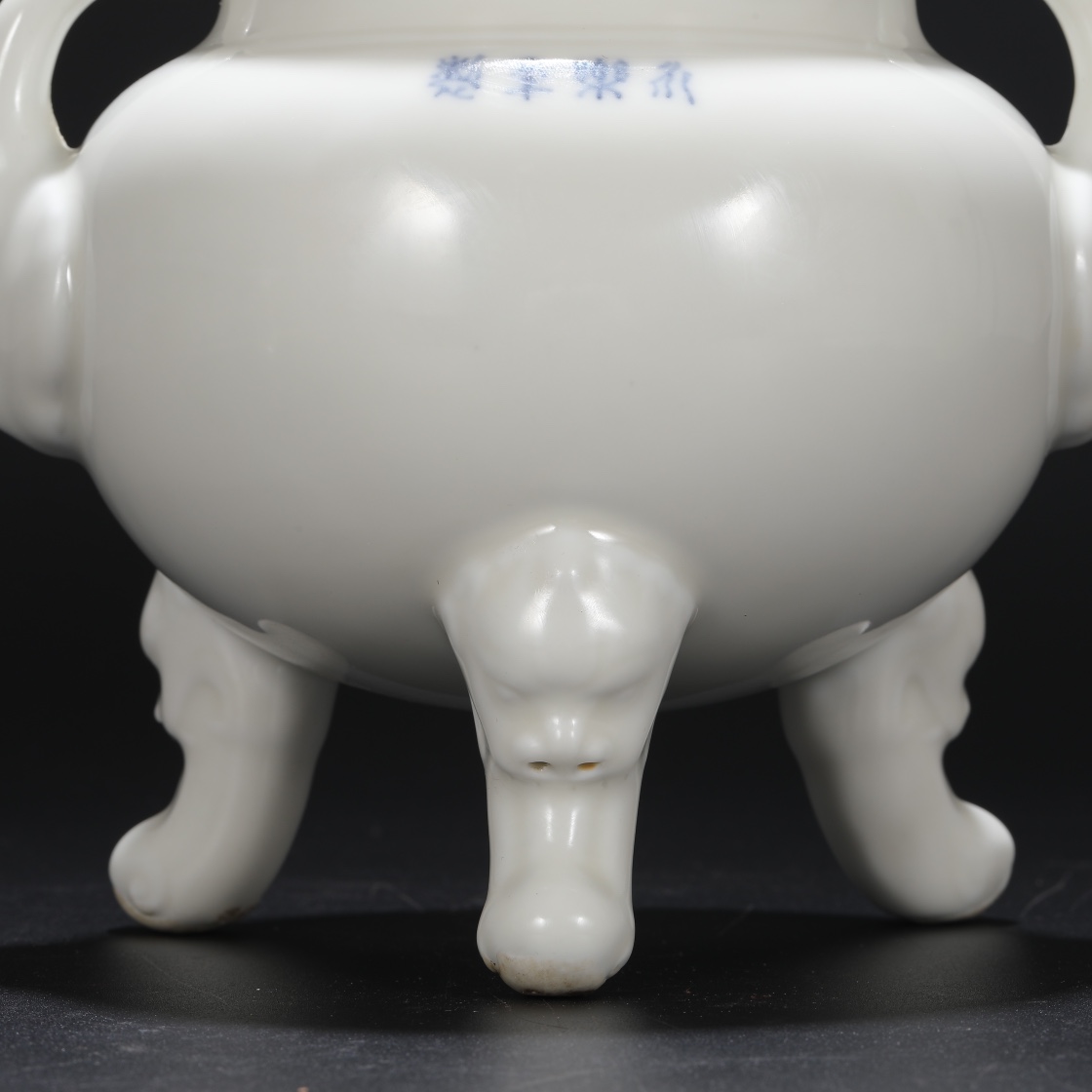 Ming Dynasty Yongle Sweet White Glaze Hollow Elephant Ear Lid Jar Smoked Stove - Image 4 of 9