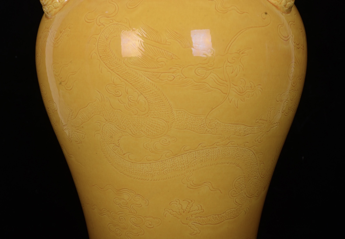Kangxi yellow glaze plum vase with double dragon pattern carved in the Qing Dynasty - Image 5 of 9