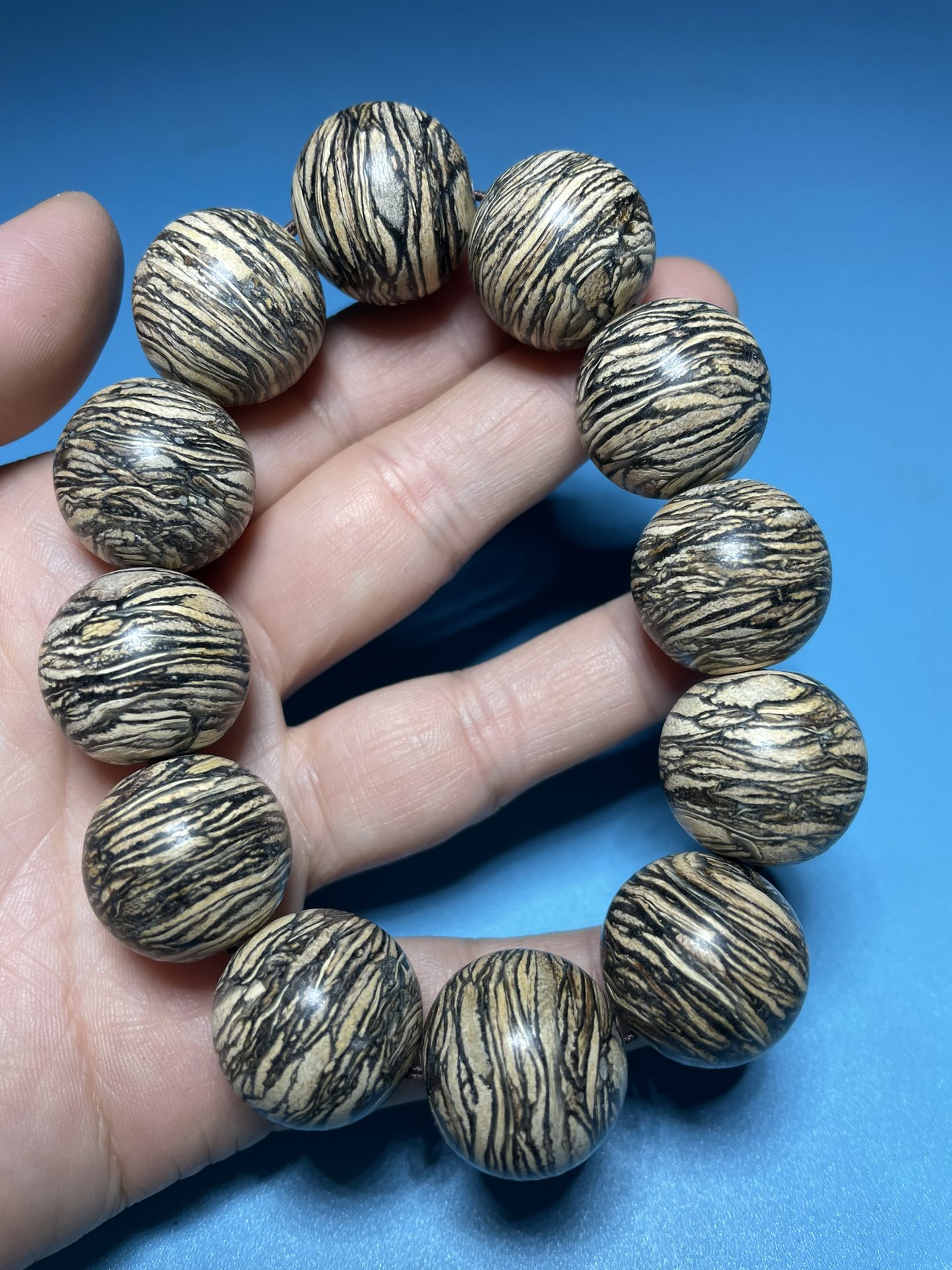 Fine collection of agarwood bracelets - Image 5 of 8