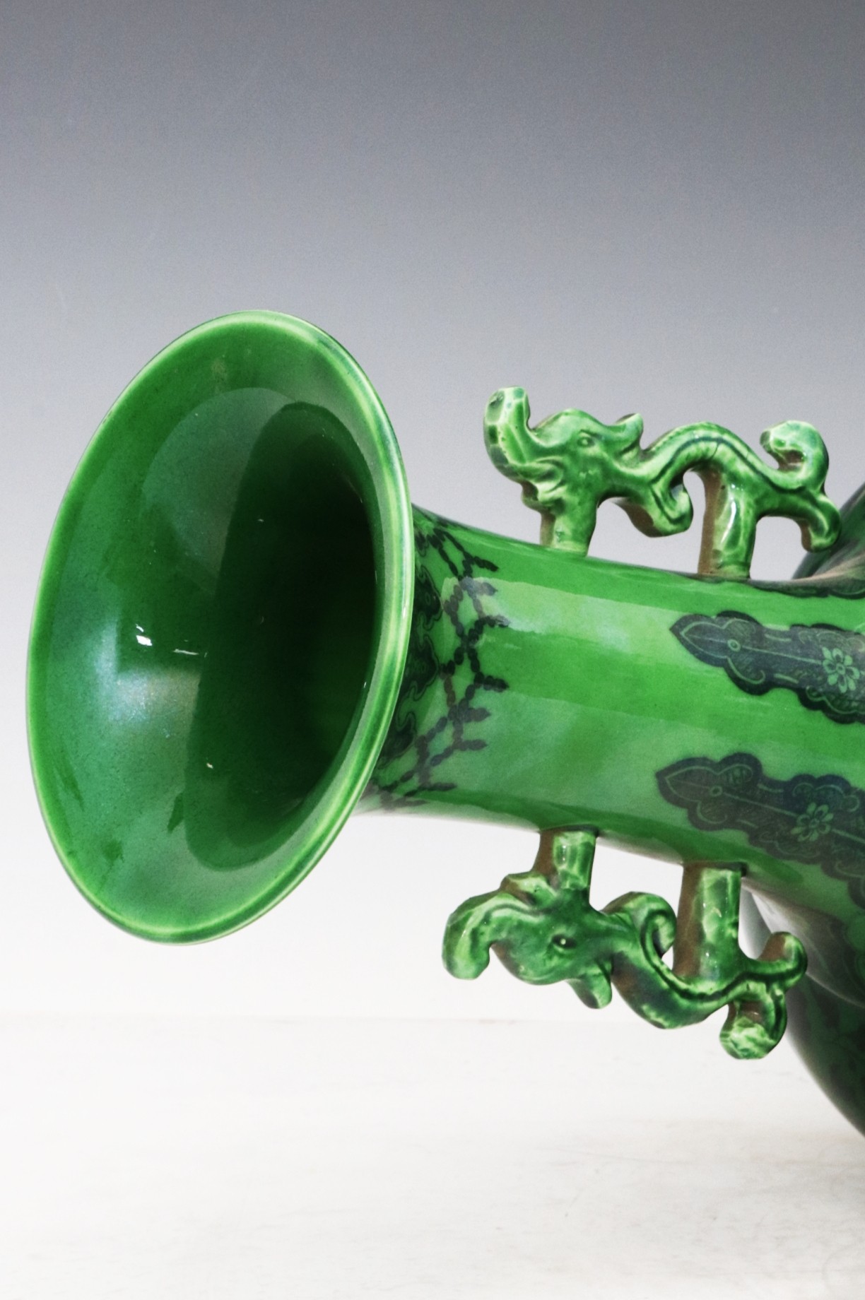 Green-glazed ink-color lotus double-dragon-ear vase made during the Qianlong period of the Qing Dyna - Image 8 of 9