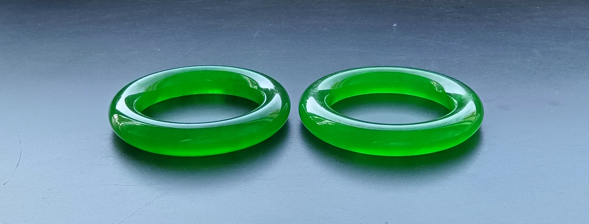 A pair of top-grade dragon stone imperial green bracelets - Image 7 of 8