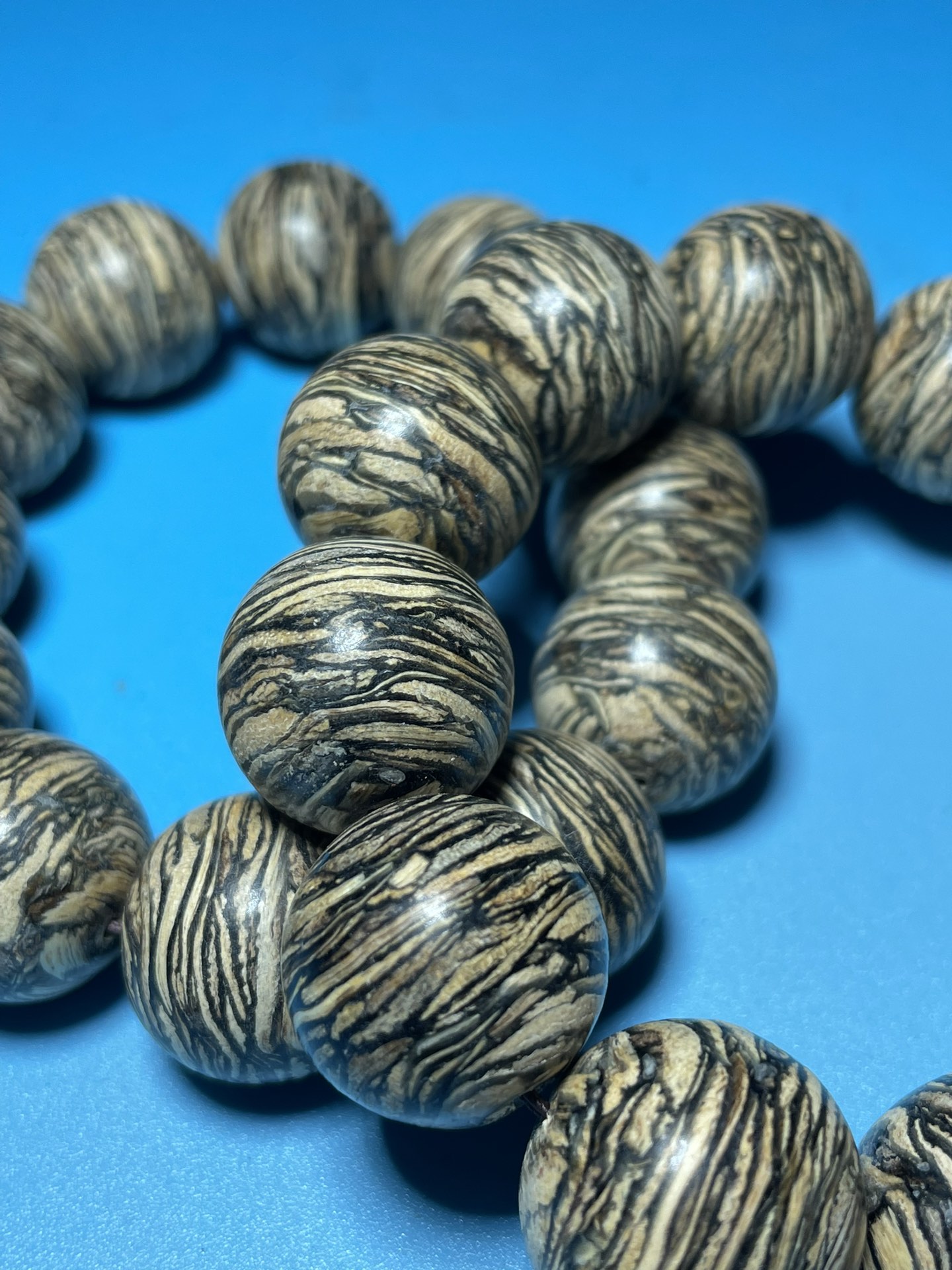 Fine collection of agarwood bracelets - Image 4 of 8