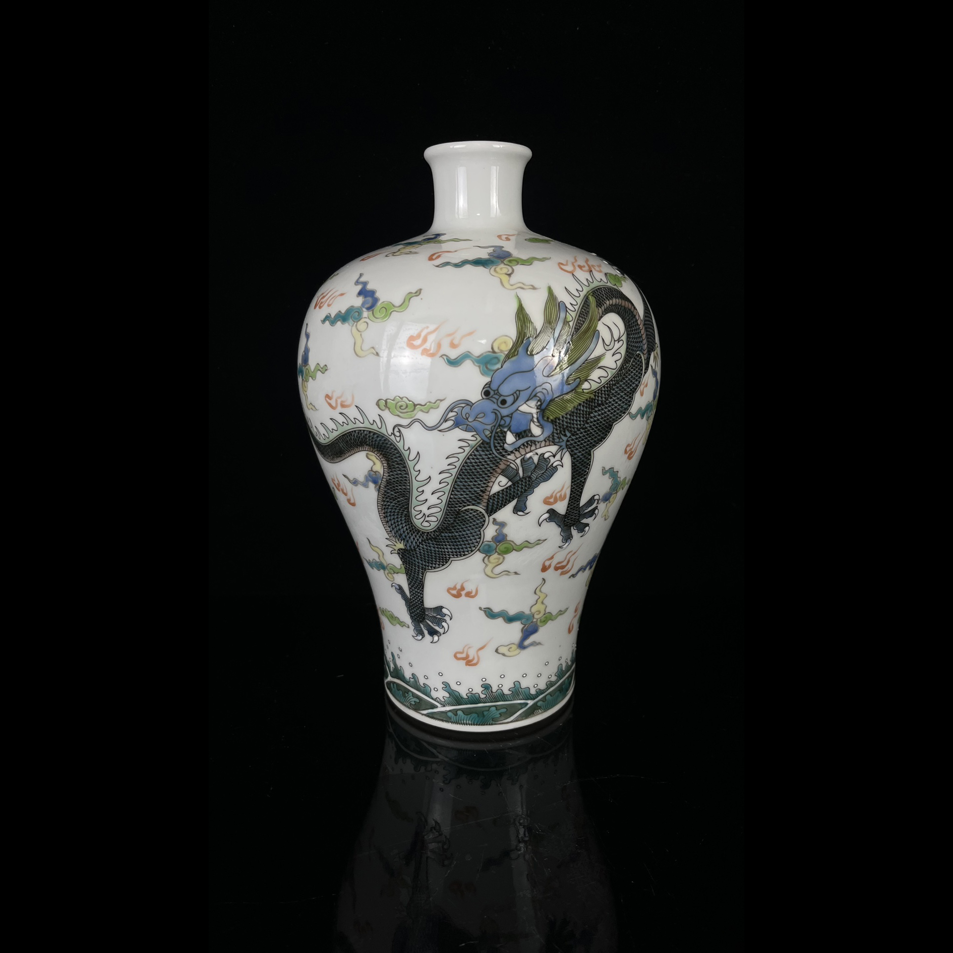 Five-color porcelain plate and dragon plum vase made in the Kangxi period of the Qing Dynasty