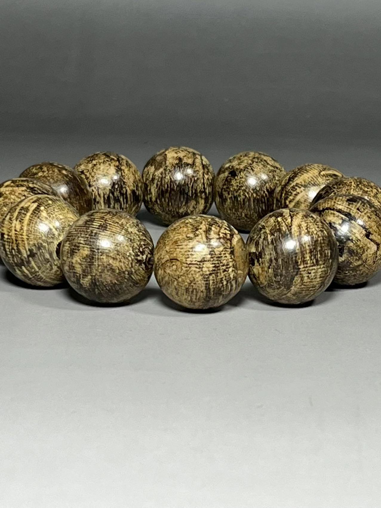 A box of agarwood bracelets - Bild 5 aus 8