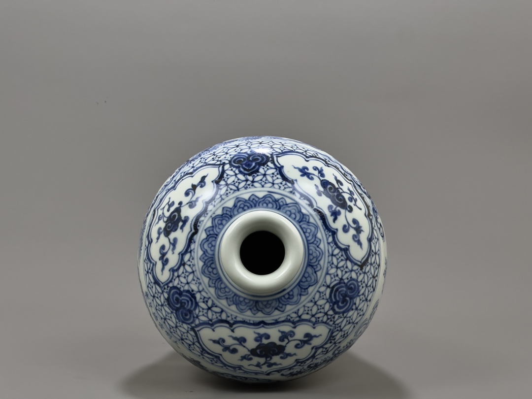 Ming Xuande blue and white plum vase with figure pattern - Image 8 of 9