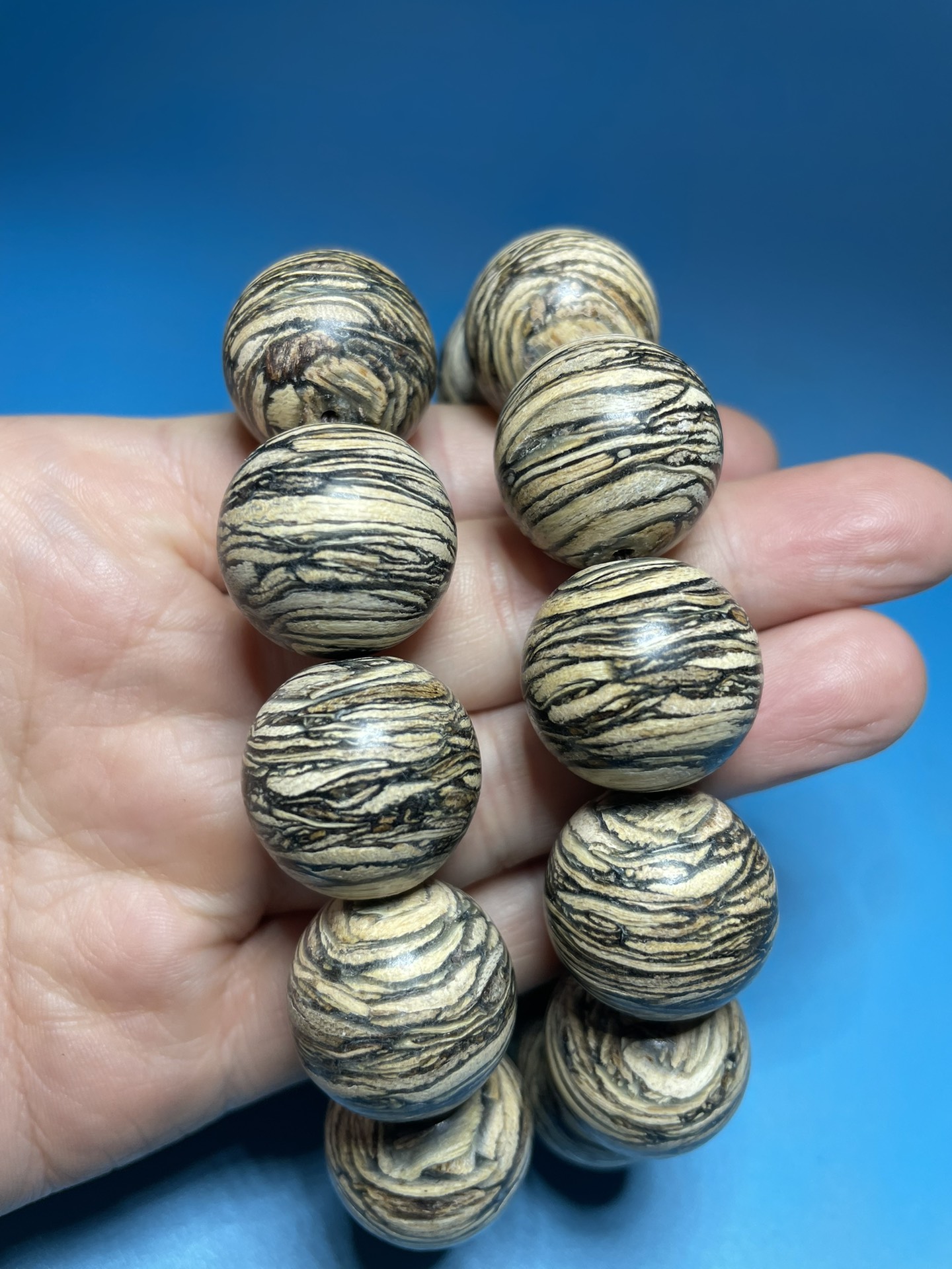 Fine collection of agarwood bracelets - Image 7 of 8