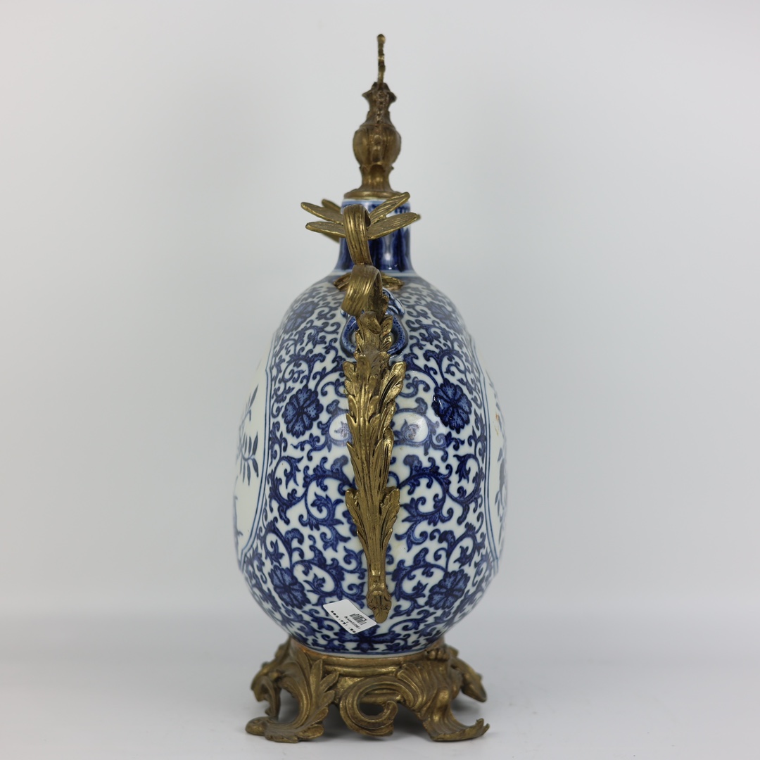 Blue and white window-shaped double-eared moon vase inlaid with copper lace - Image 3 of 9