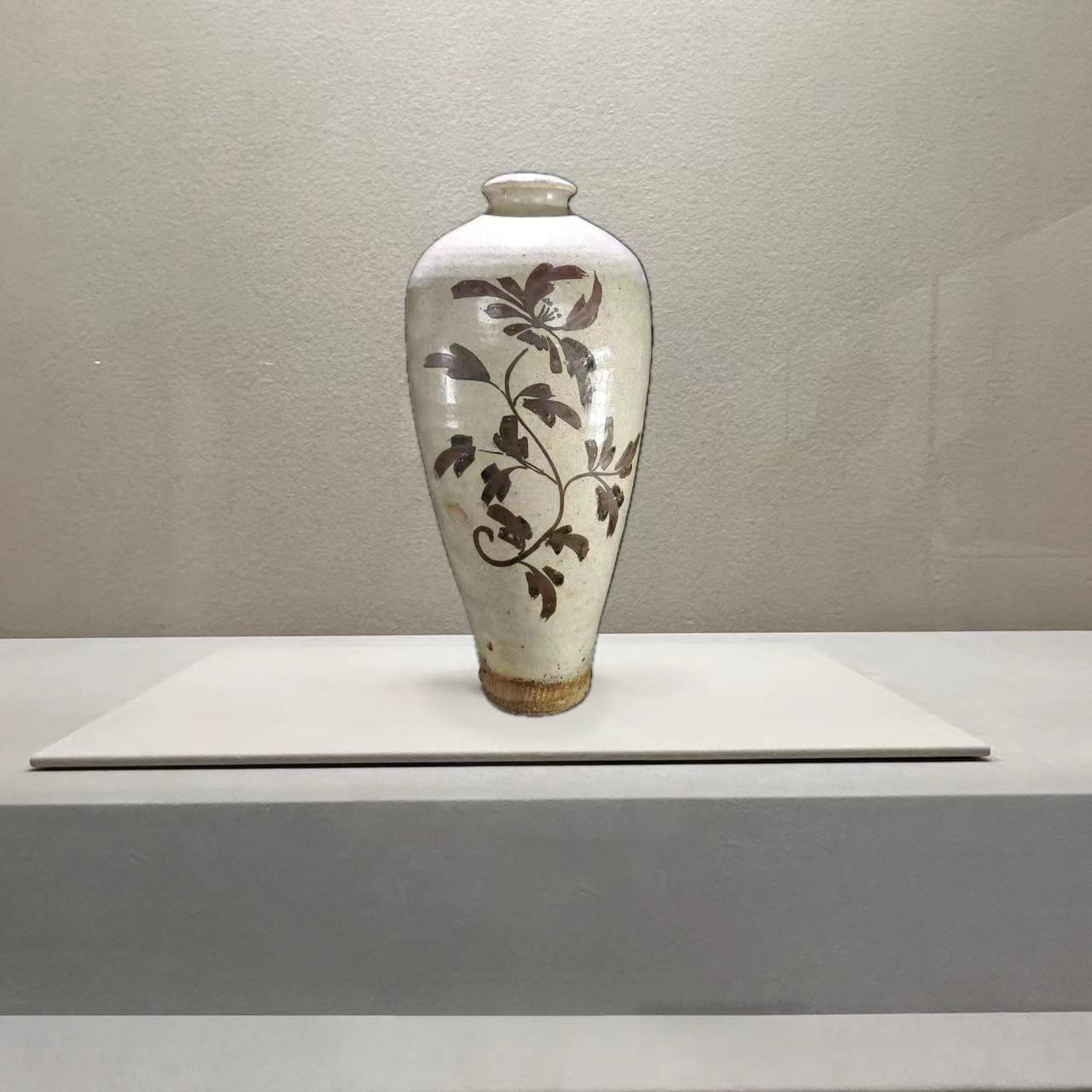 Cizhou kiln of Song Dynasty painted flowers and poems on plum vase