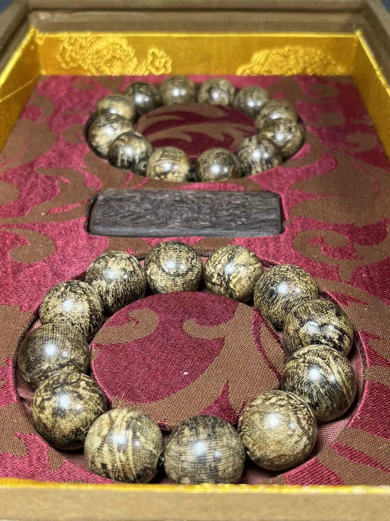 A box of agarwood bracelets - Bild 2 aus 8