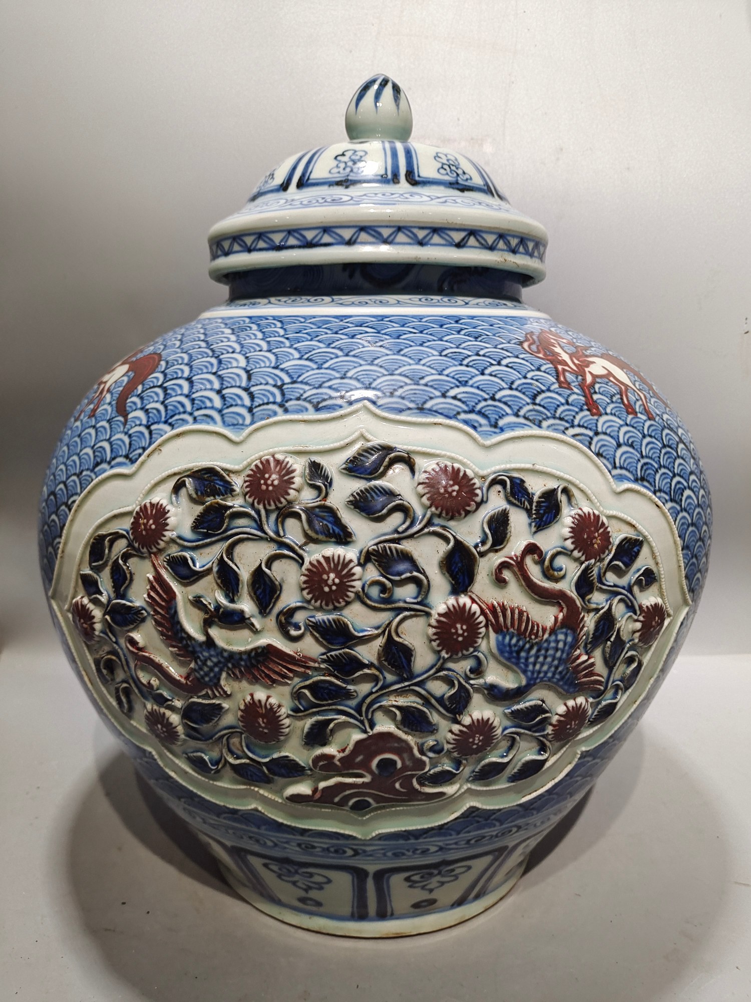 Yuan blue and white underglaze red pinch flower phoenix pattern lid jar - Image 3 of 9