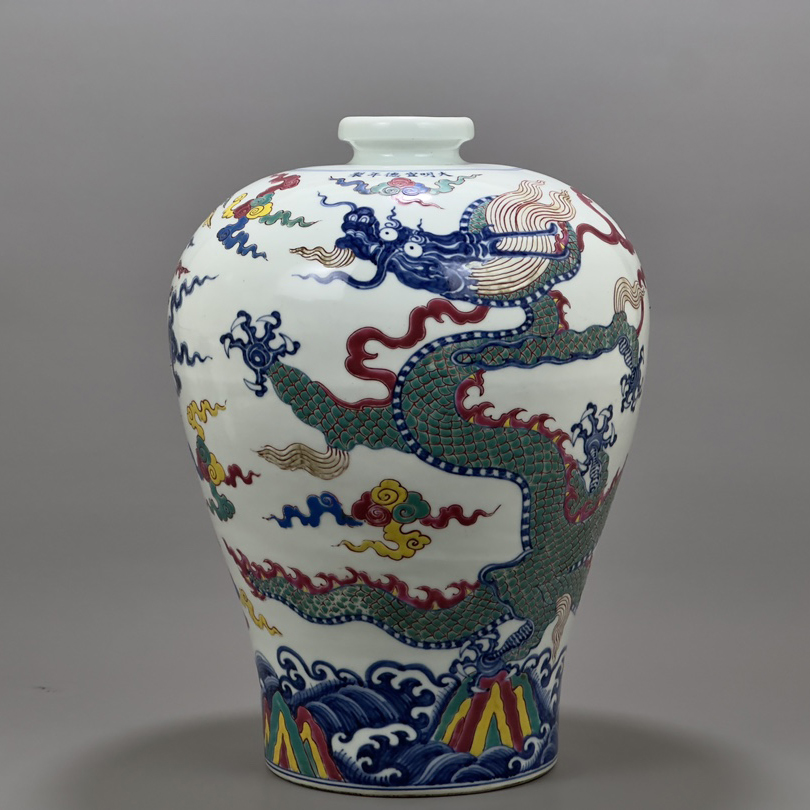 Ming Xuande colorful dragon and phoenix pattern plum vase