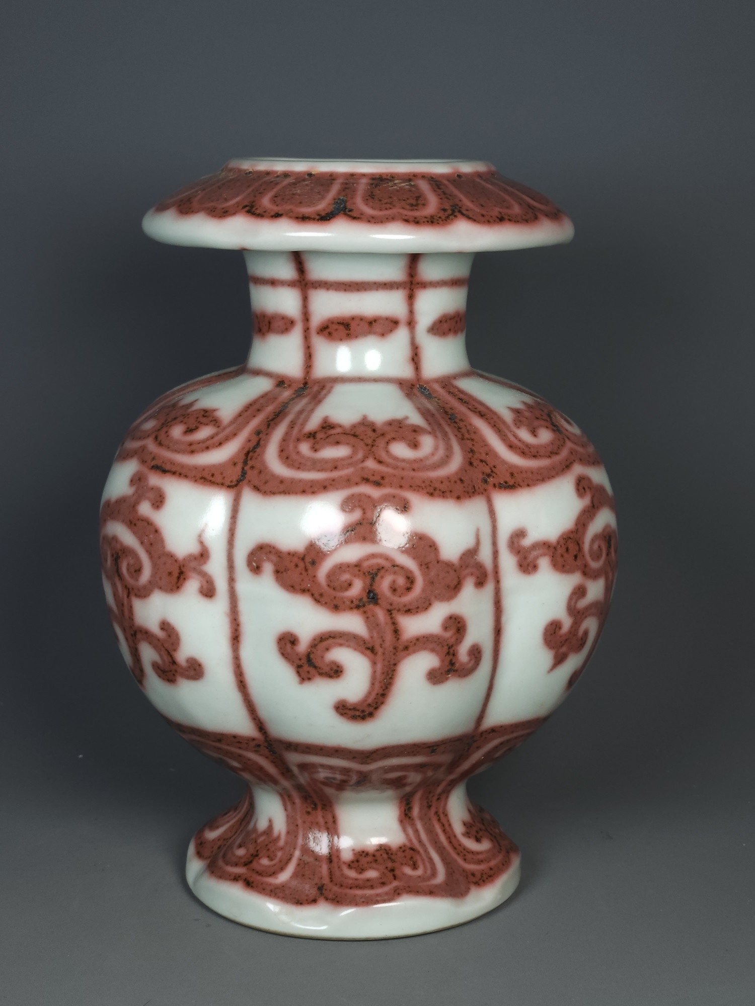Ming Dynasty underglaze red pomegranate vase with Ganoderma lucidum pattern - Image 2 of 9