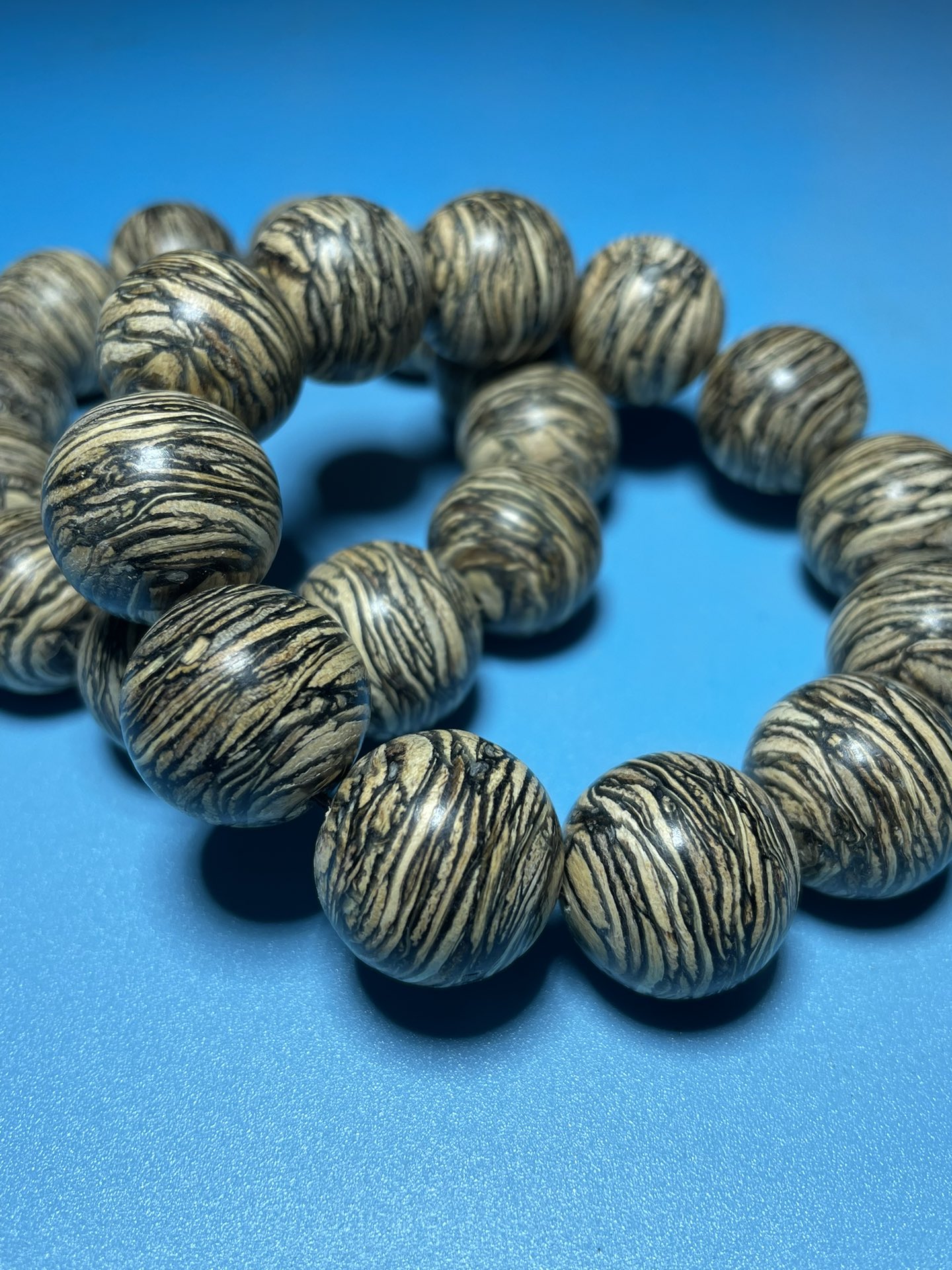 Fine collection of agarwood bracelets - Image 3 of 8