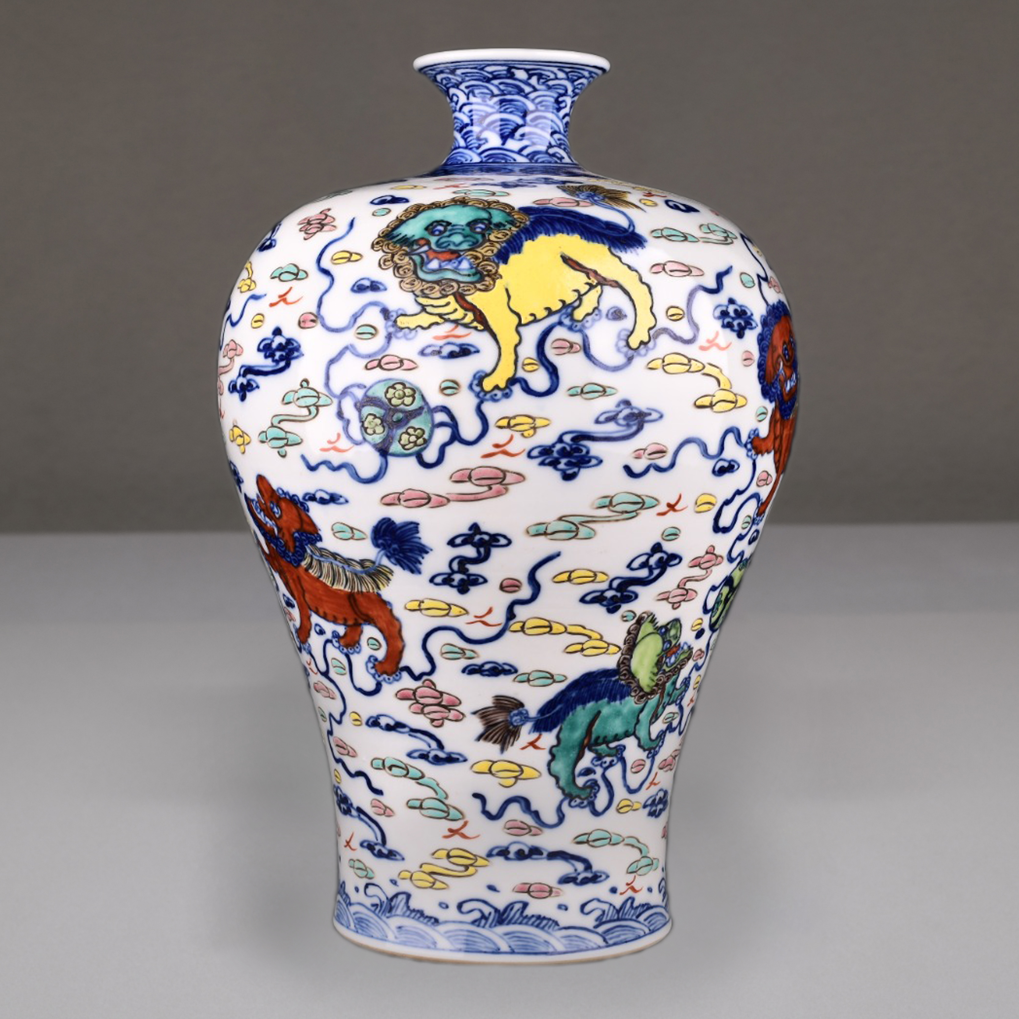 Qing Dynasty Qianlong blue and white embellished lion rolling show ball pattern plum vase