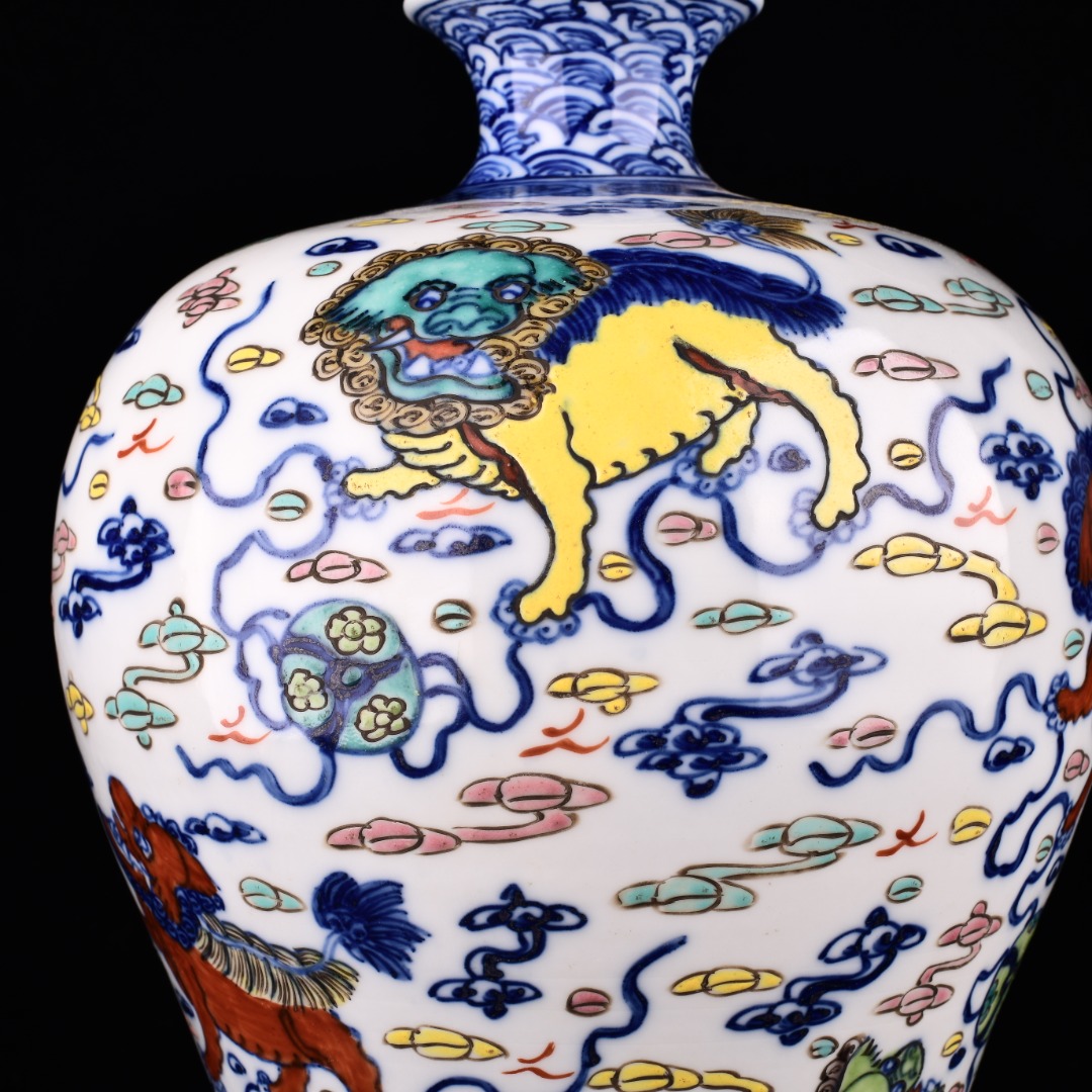 Qing Dynasty Qianlong blue and white embellished lion rolling show ball pattern plum vase - Image 8 of 9