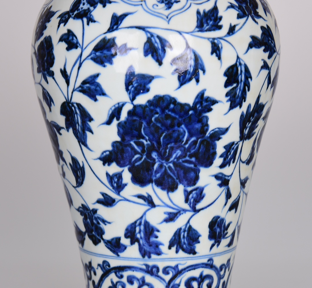 Ming Xuande blue and white plum vase with entwined branches and peony pattern - Image 5 of 9