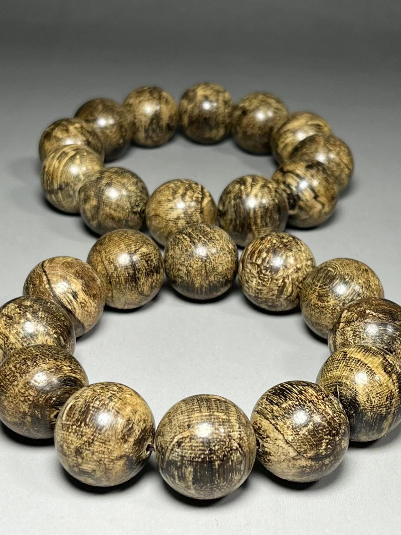 A box of agarwood bracelets - Bild 3 aus 8