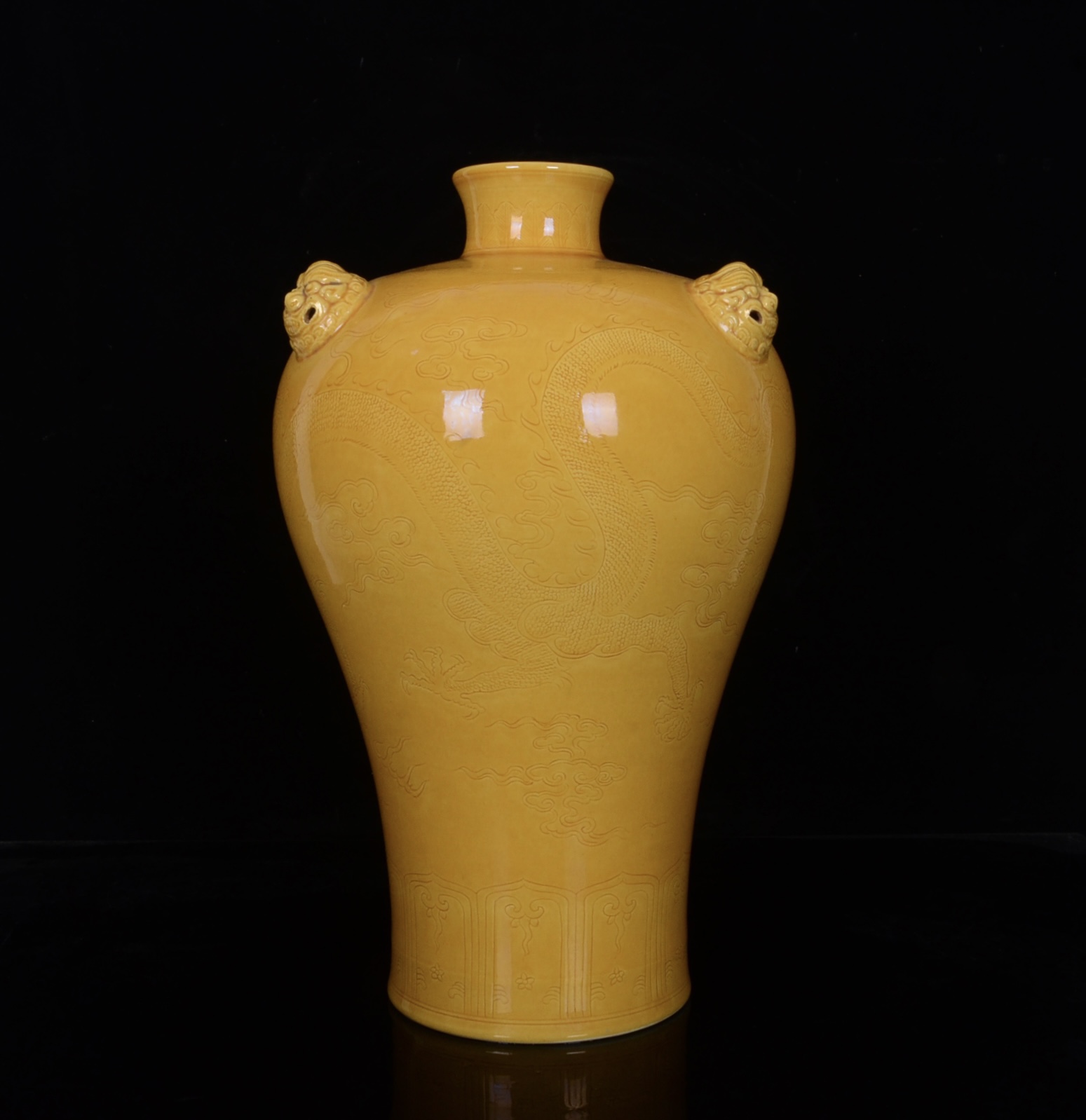 Kangxi yellow glaze plum vase with double dragon pattern carved in the Qing Dynasty - Image 4 of 9