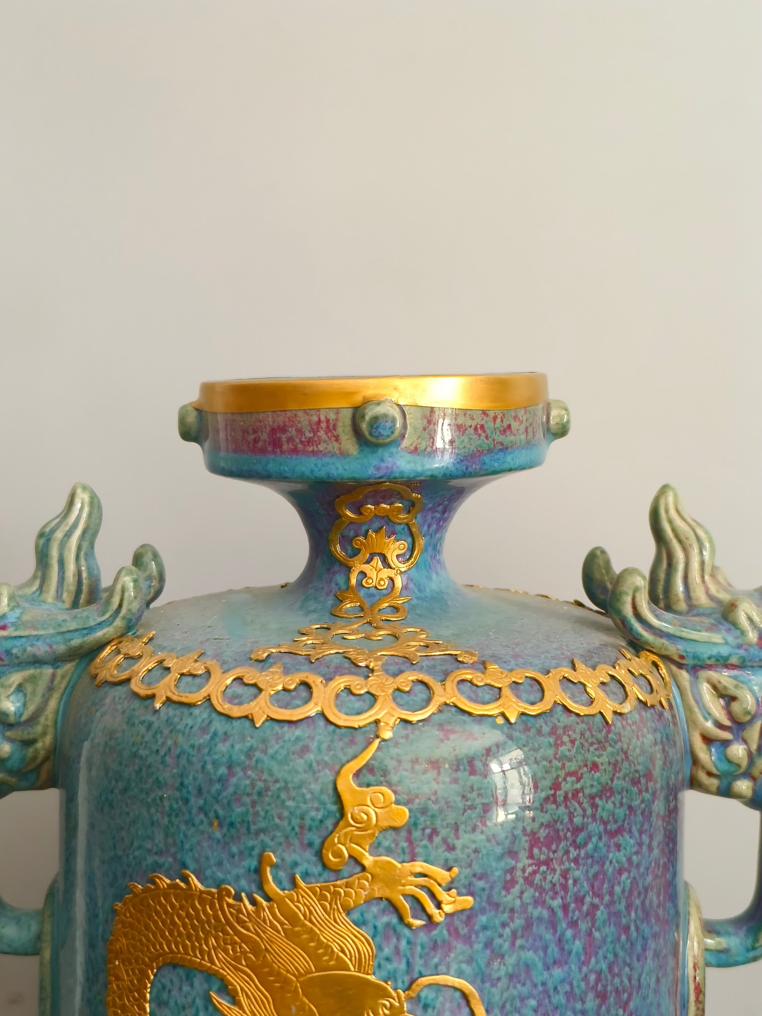 Jun porcelain kiln engraving gold double-eared dragon vase - Image 2 of 9