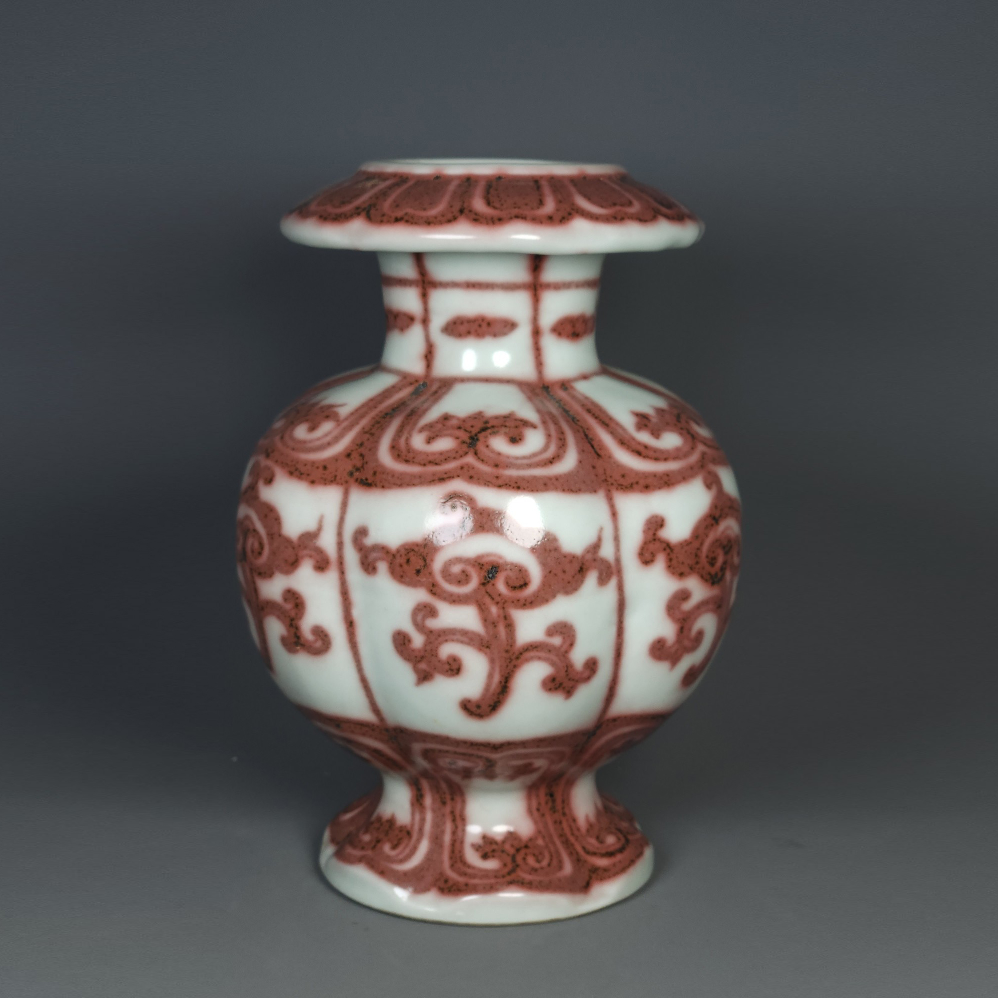 Ming Dynasty underglaze red pomegranate vase with Ganoderma lucidum pattern
