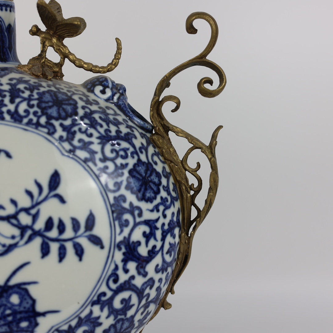 Blue and white window-shaped double-eared moon vase inlaid with copper lace - Image 6 of 9