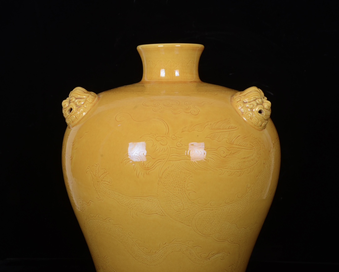 Kangxi yellow glaze plum vase with double dragon pattern carved in the Qing Dynasty - Image 6 of 9
