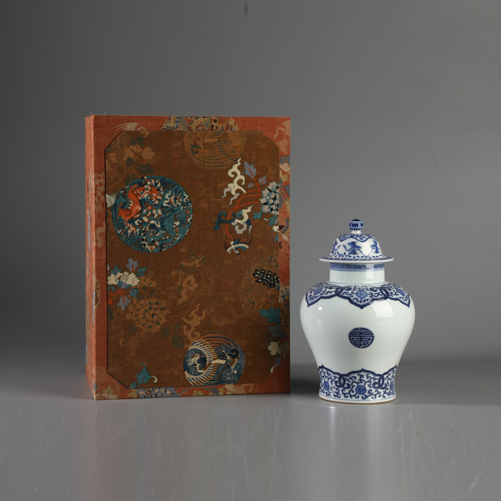 Blue and white jar made during the reign of Emperor Kangxi of the Qing Dynasty