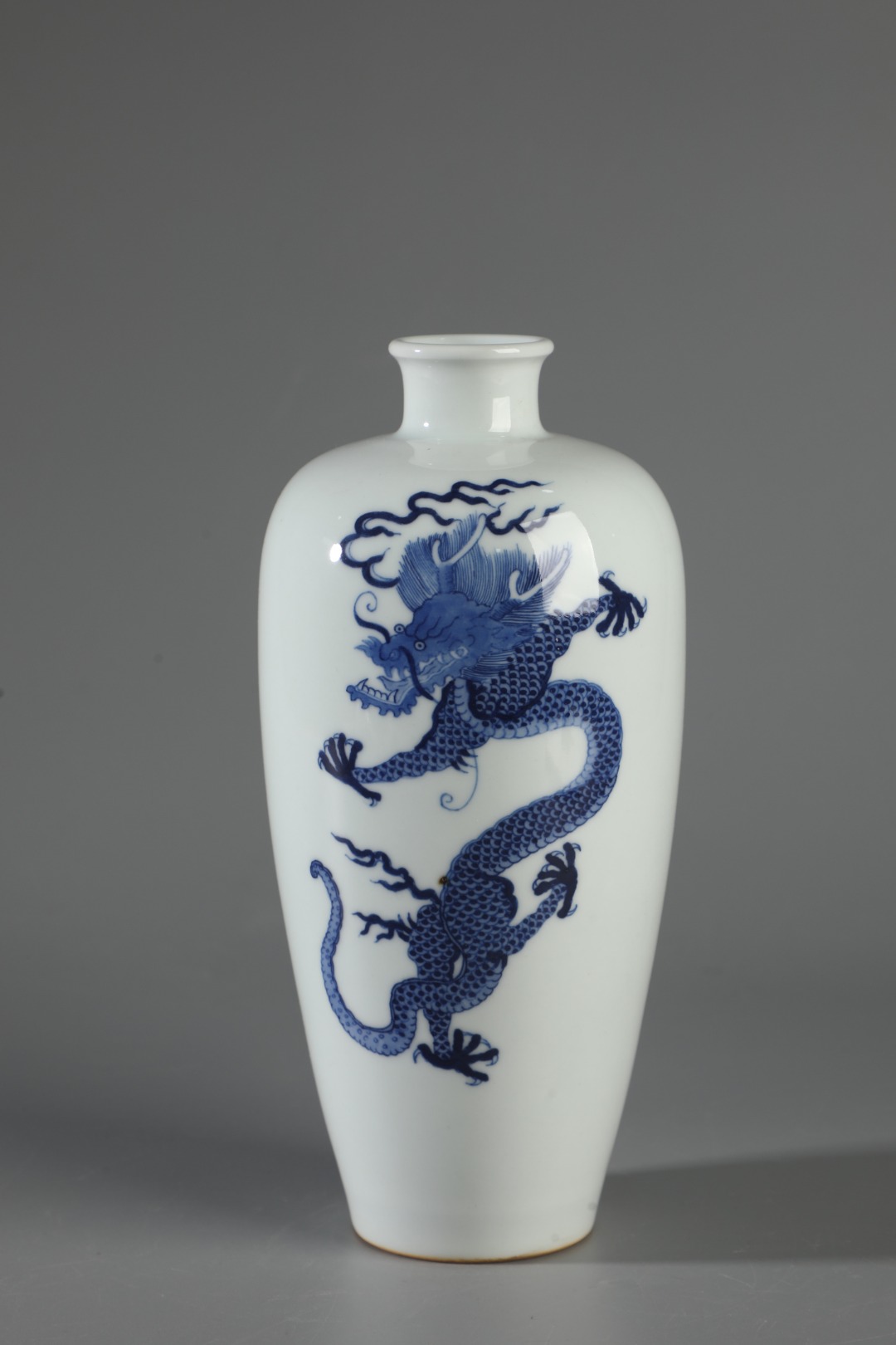 Blue and white dragon vase made during the Kangxi reign of the Qing Dynasty - Image 7 of 9