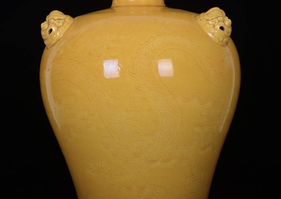 Kangxi yellow glaze plum vase with double dragon pattern carved in the Qing Dynasty - Image 7 of 9