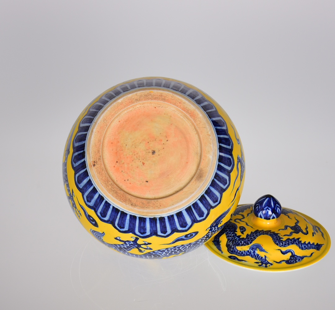 Ming Xuande yellow ground blue and white auspicious clouds and dragon pattern lid jar - Image 9 of 9