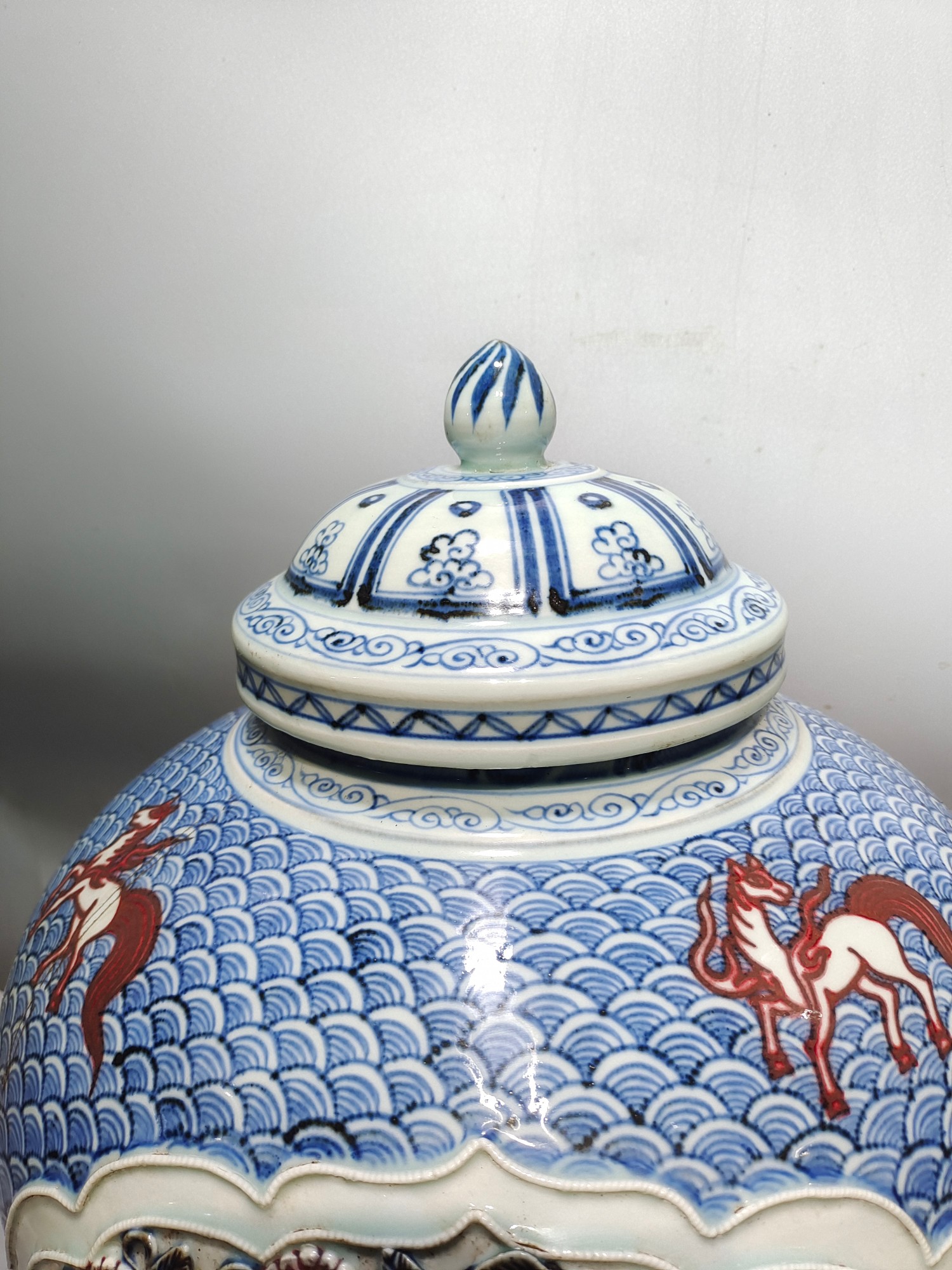 Yuan blue and white underglaze red pinch flower phoenix pattern lid jar - Image 4 of 9