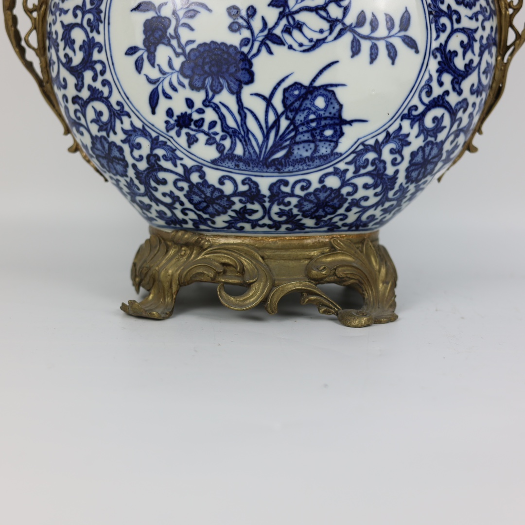 Blue and white window-shaped double-eared moon vase inlaid with copper lace - Image 5 of 9