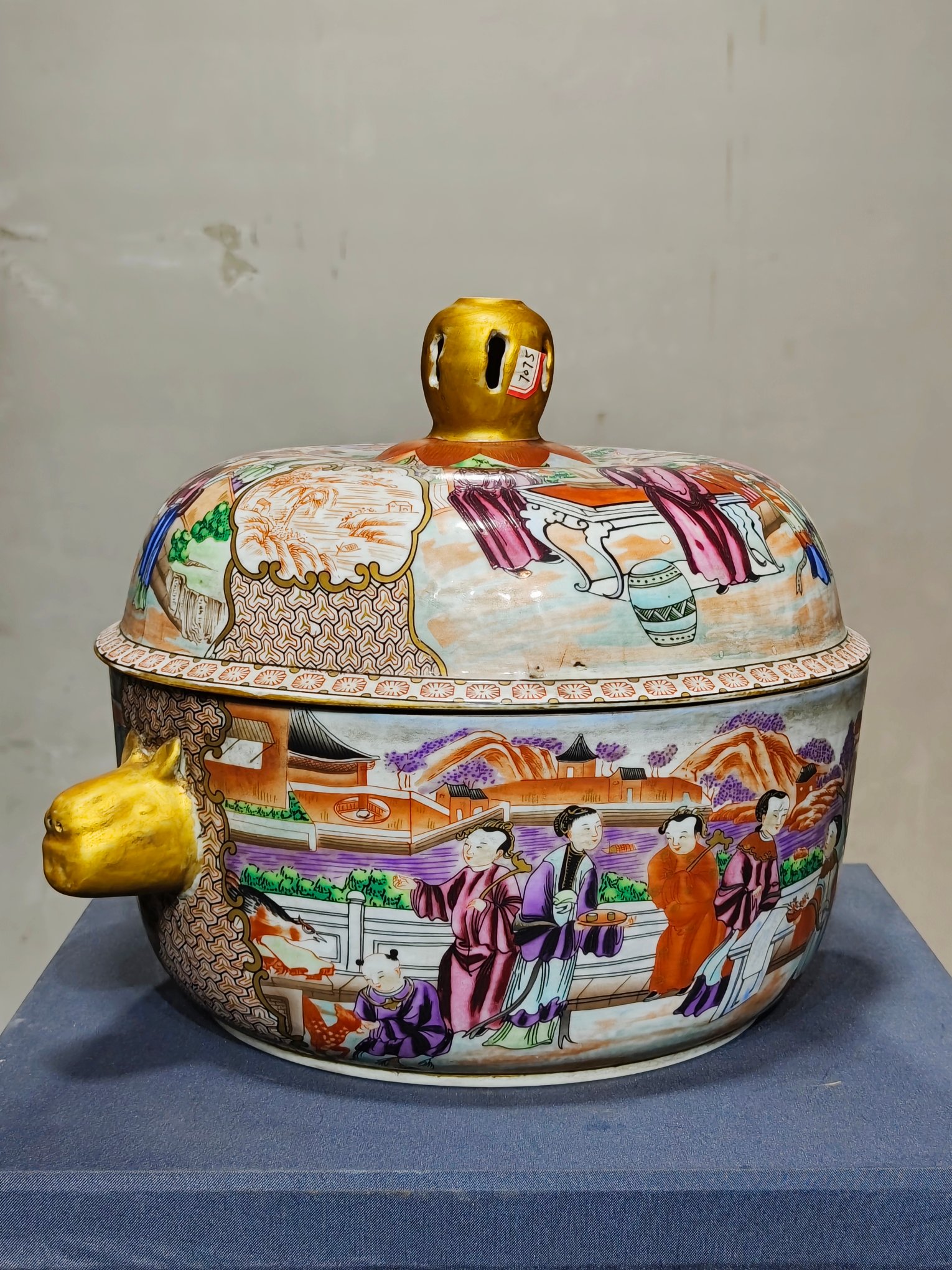 Man Gong Guangcai gilt-painted landscape character story pattern animal ear cover box - Image 4 of 9