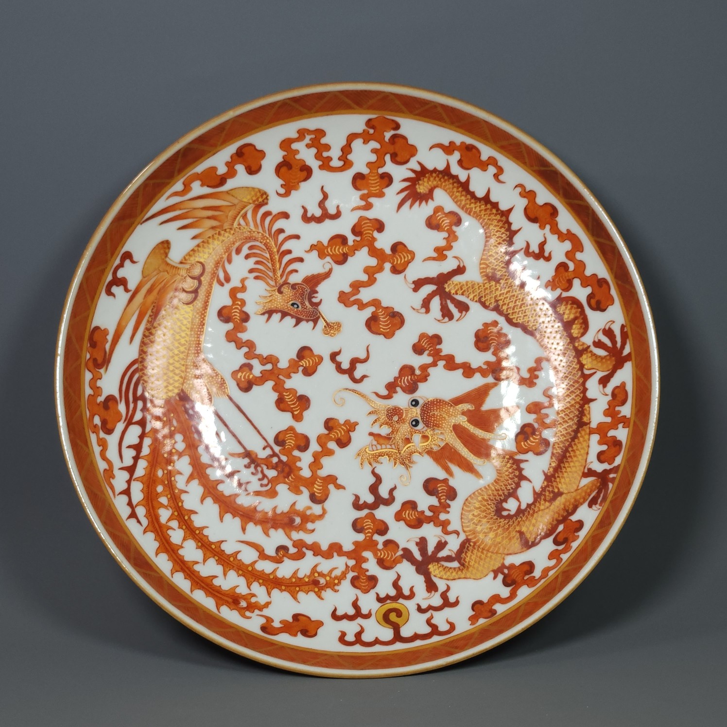 Guangxu Sanskrit red dragon and phoenix plate in the Qing Dynasty