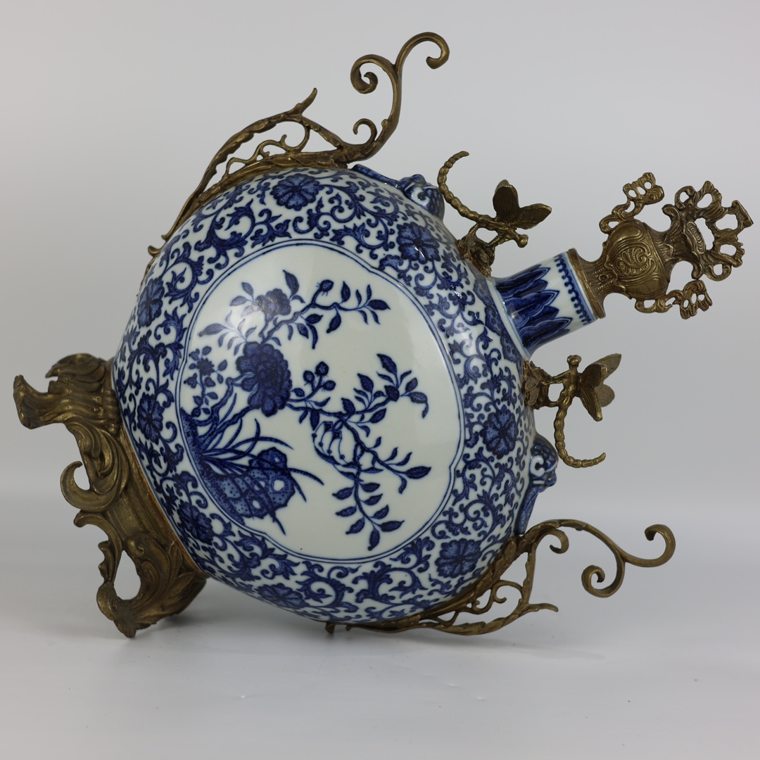 Blue and white window-shaped double-eared moon vase inlaid with copper lace - Image 8 of 9