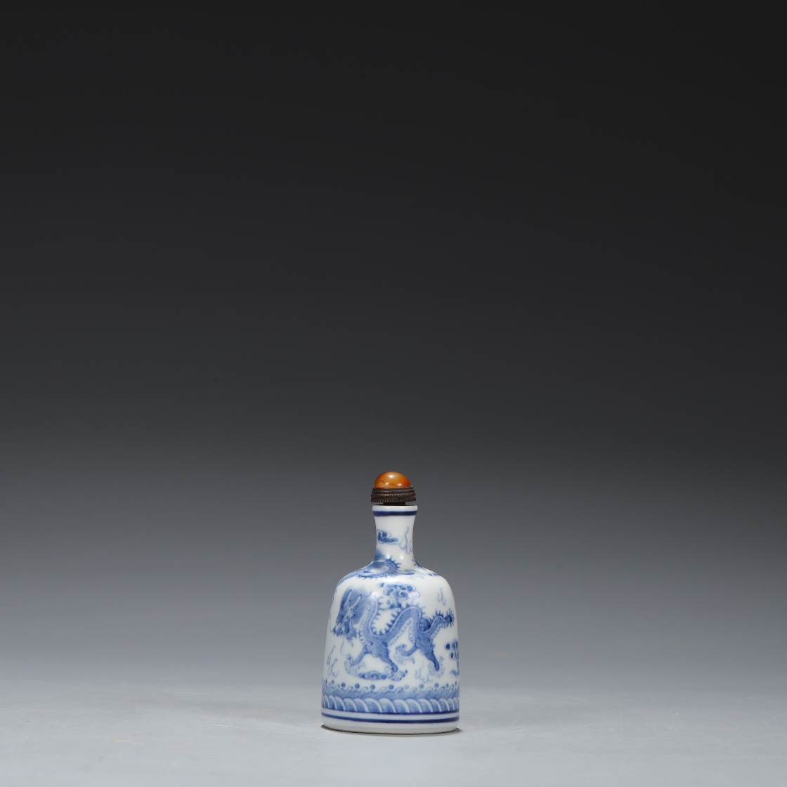 Qing Dynasty Qianlong blue and white dragon pattern snuff bottle - Image 2 of 8