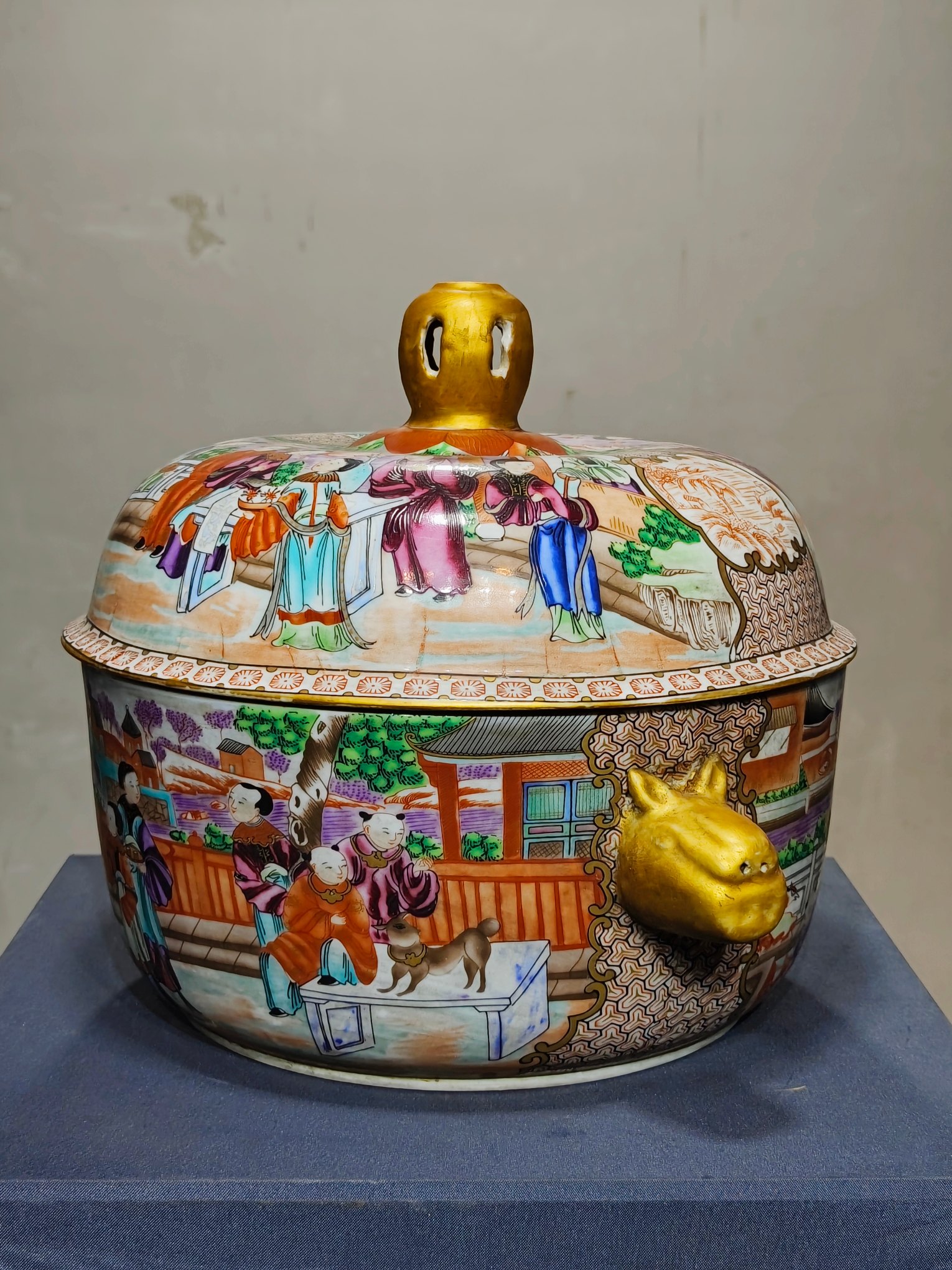 Man Gong Guangcai gilt-painted landscape character story pattern animal ear cover box - Image 3 of 9