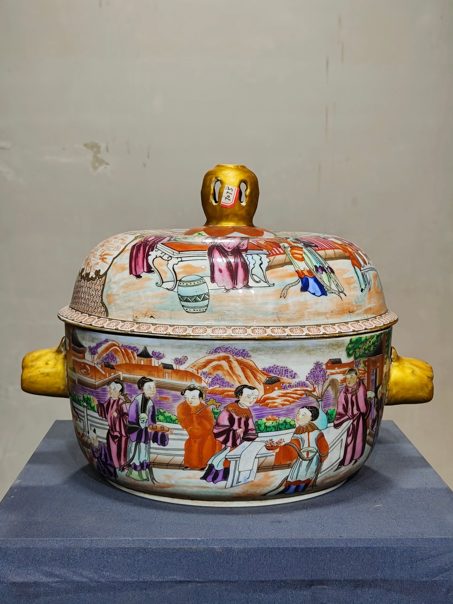 Man Gong Guangcai gilt-painted landscape character story pattern animal ear cover box - Image 5 of 9