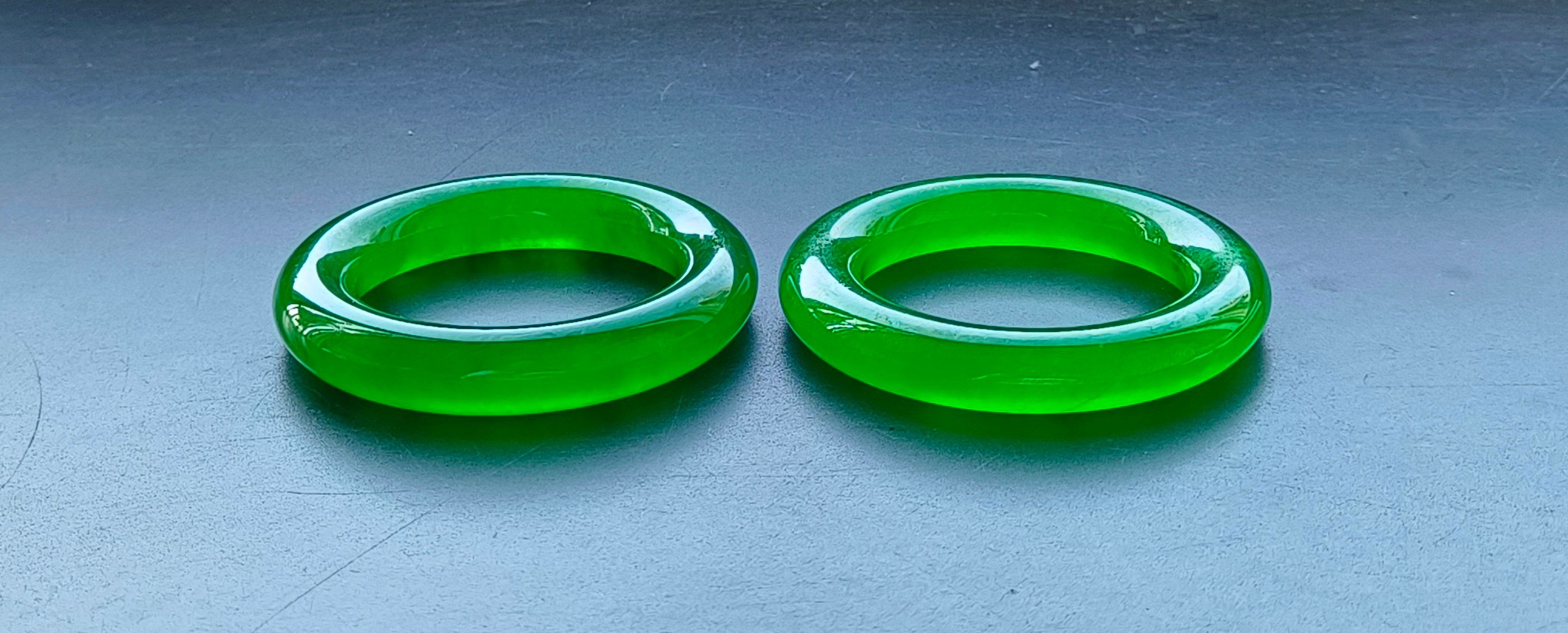 A pair of top-grade dragon stone imperial green bracelets - Image 8 of 8